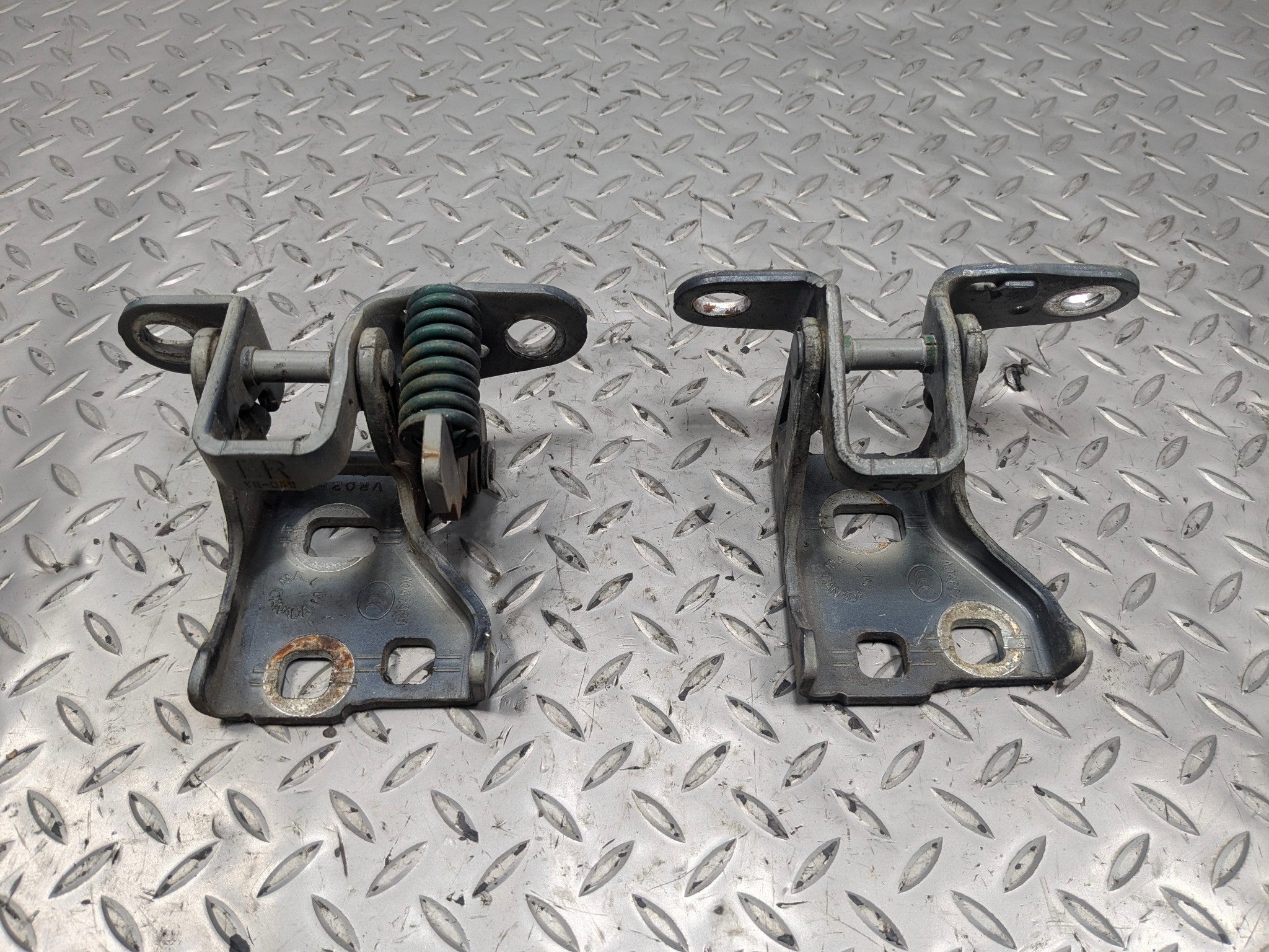 05 - 07 OEM CHRYSLER 300 FRONT RIGHT PASSENGER SIDE UPPER LOWER DOOR HINGE SET