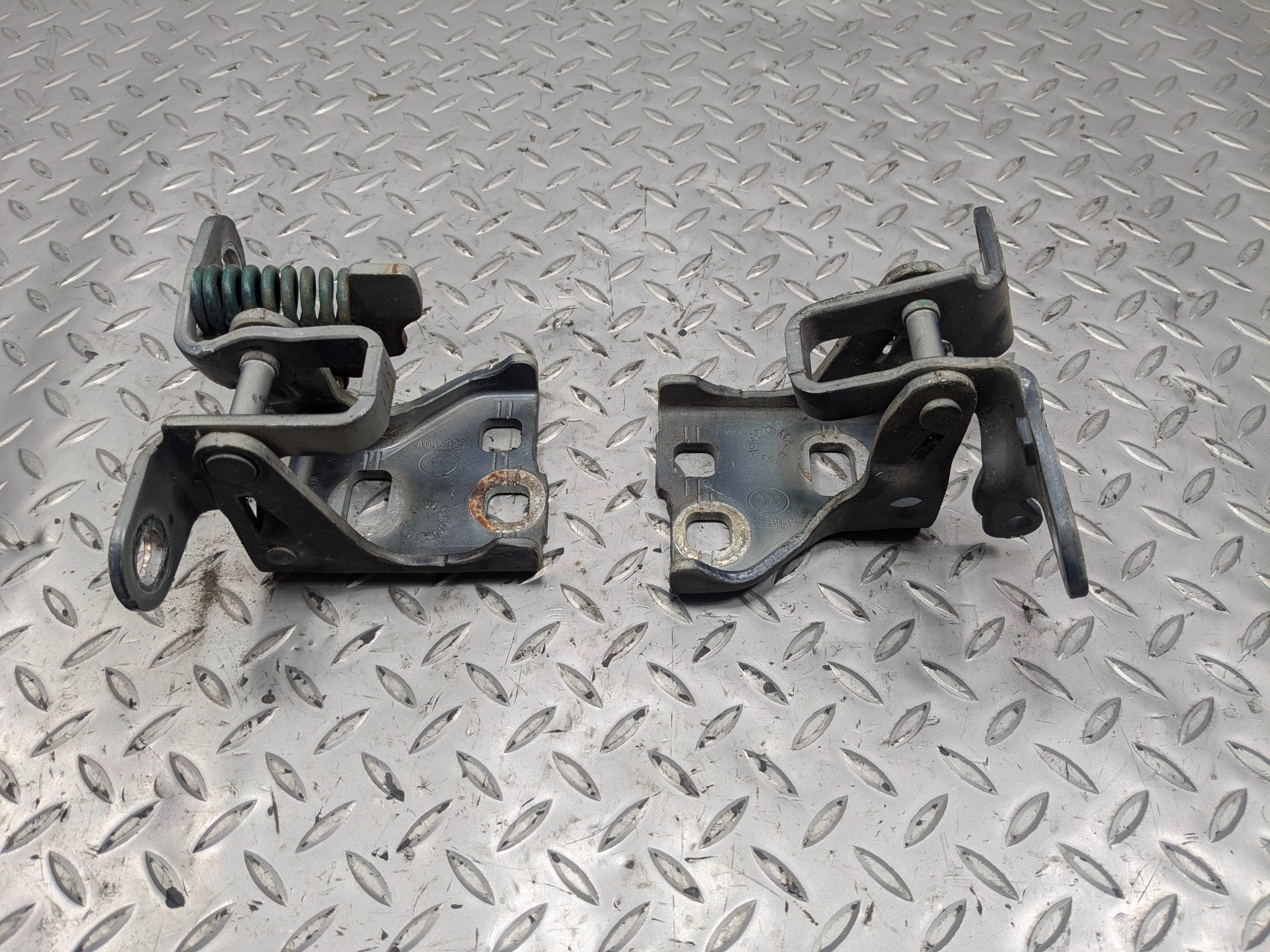 05 - 07 OEM CHRYSLER 300 FRONT RIGHT PASSENGER SIDE UPPER LOWER DOOR HINGE SET