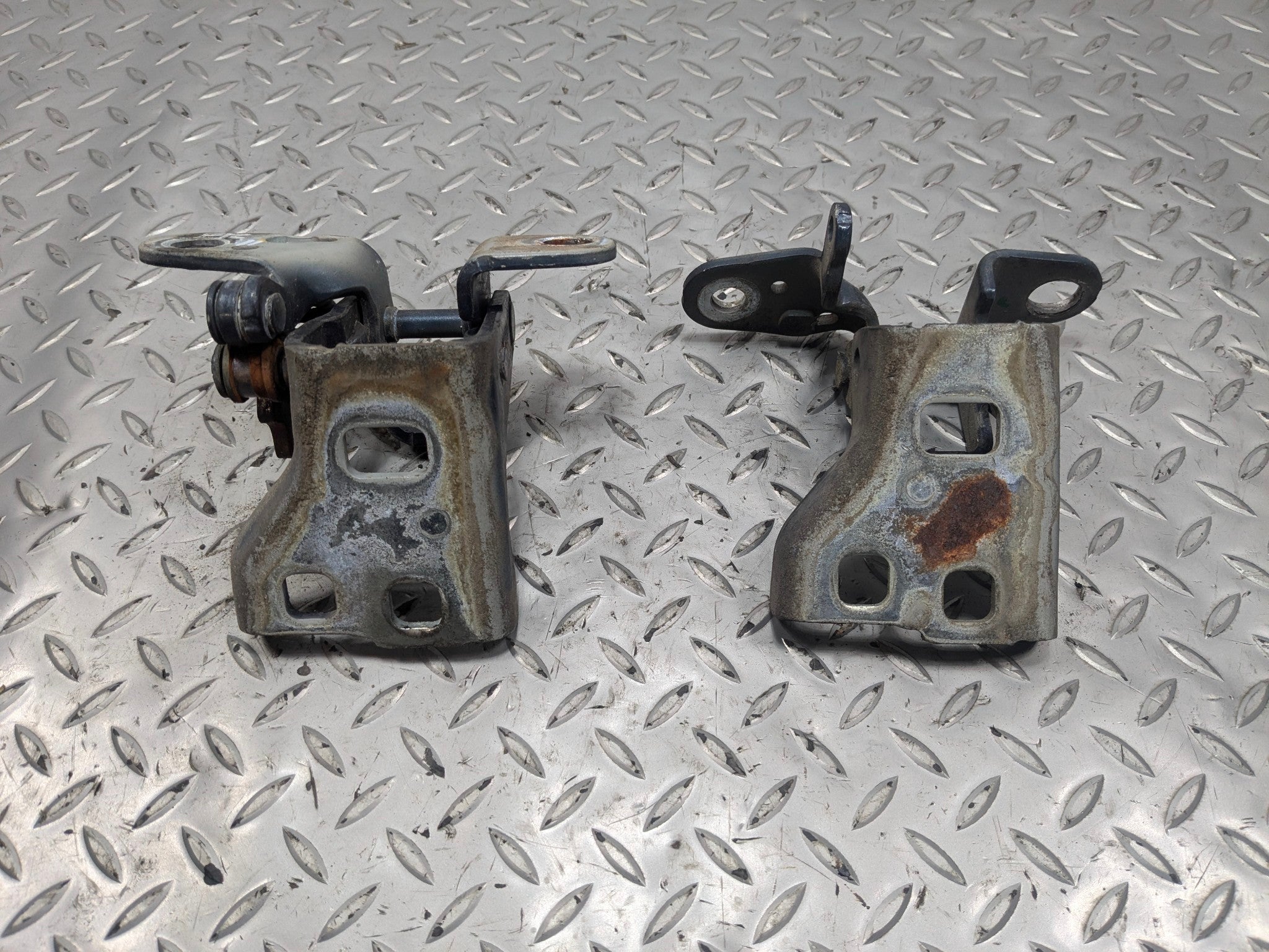 05 - 07 OEM CHRYSLER 300 FRONT RIGHT PASSENGER SIDE UPPER LOWER DOOR HINGE SET