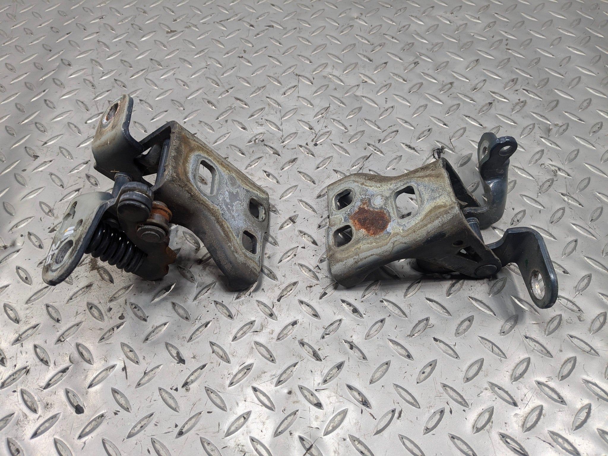 05 - 07 OEM CHRYSLER 300 FRONT RIGHT PASSENGER SIDE UPPER LOWER DOOR HINGE SET