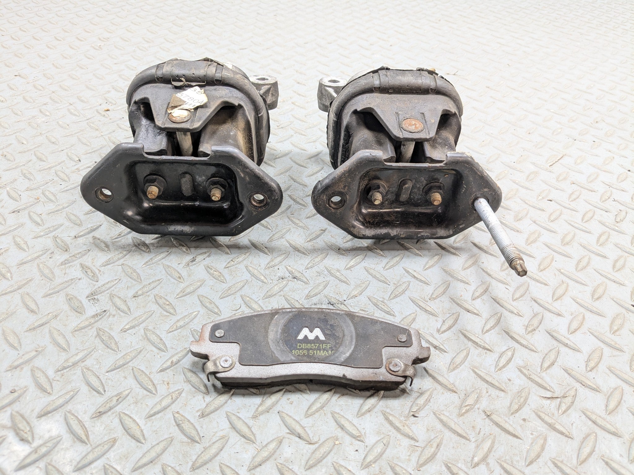 05 - 07 OEM CHRYSLER 300 FRONT LEFT AND RIGHT SIDE ENGINE FRAME MOUNT SUPPORT