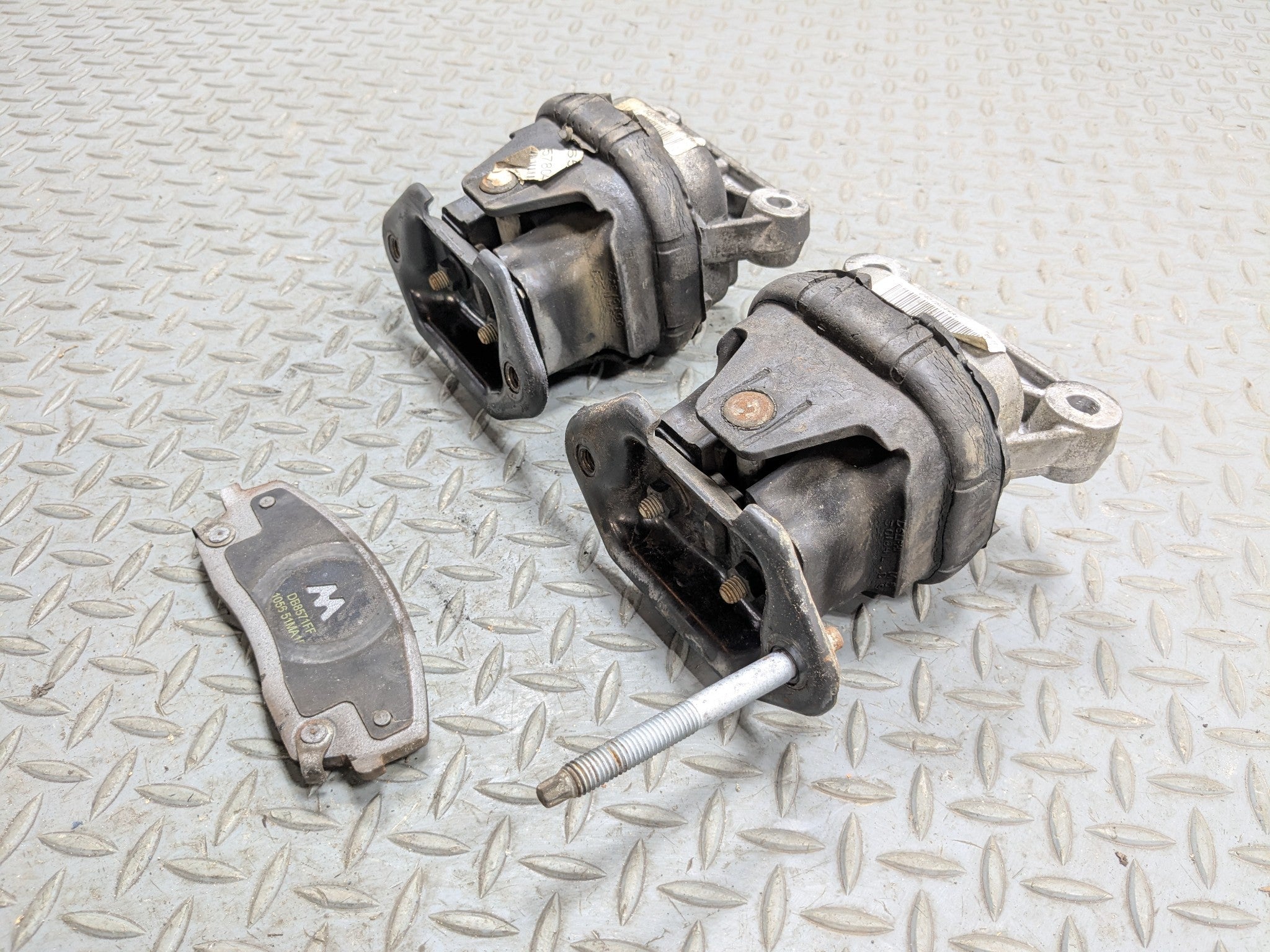 05 - 07 OEM CHRYSLER 300 FRONT LEFT AND RIGHT SIDE ENGINE FRAME MOUNT SUPPORT