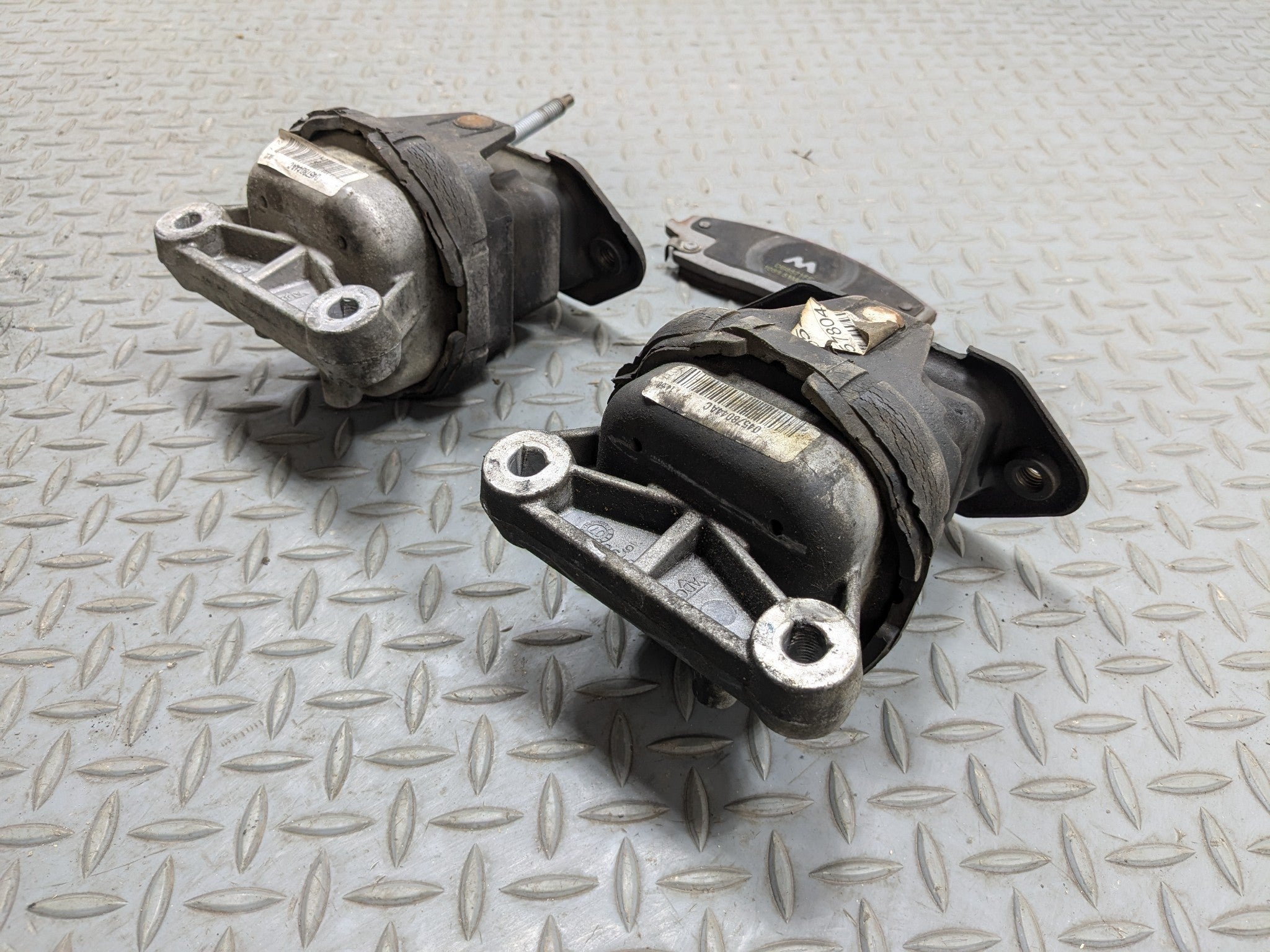 05 - 07 OEM CHRYSLER 300 FRONT LEFT AND RIGHT SIDE ENGINE FRAME MOUNT SUPPORT