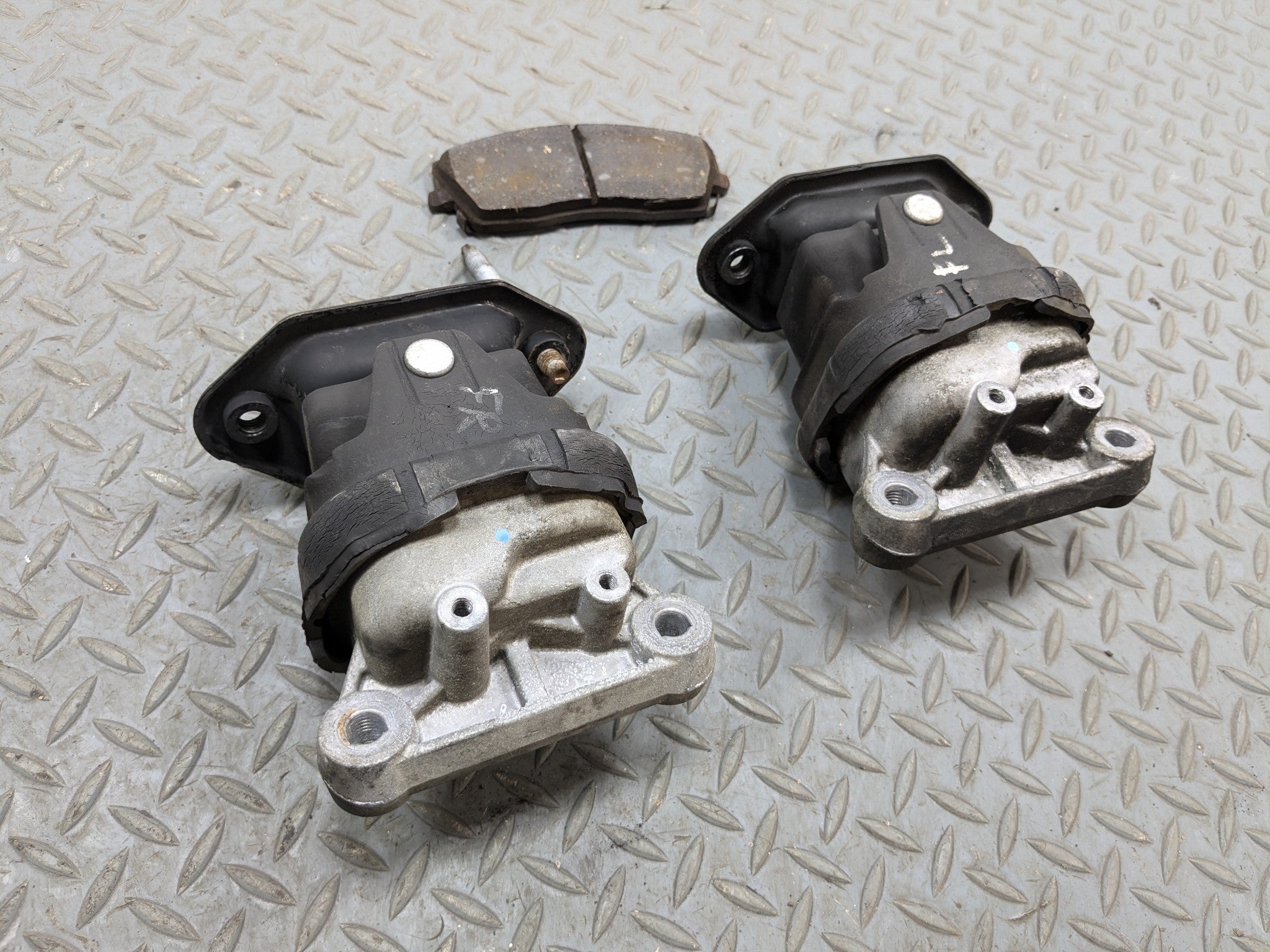 05 - 07 OEM CHRYSLER 300 FRONT LEFT AND RIGHT SIDE ENGINE FRAME MOUNT SUPPORT
