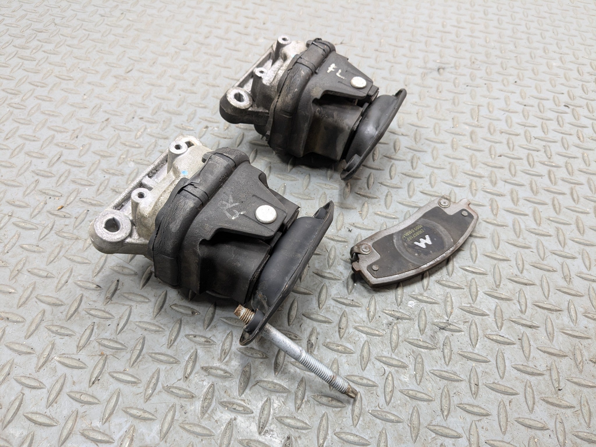 05 - 07 OEM CHRYSLER 300 FRONT LEFT AND RIGHT SIDE ENGINE FRAME MOUNT SUPPORT