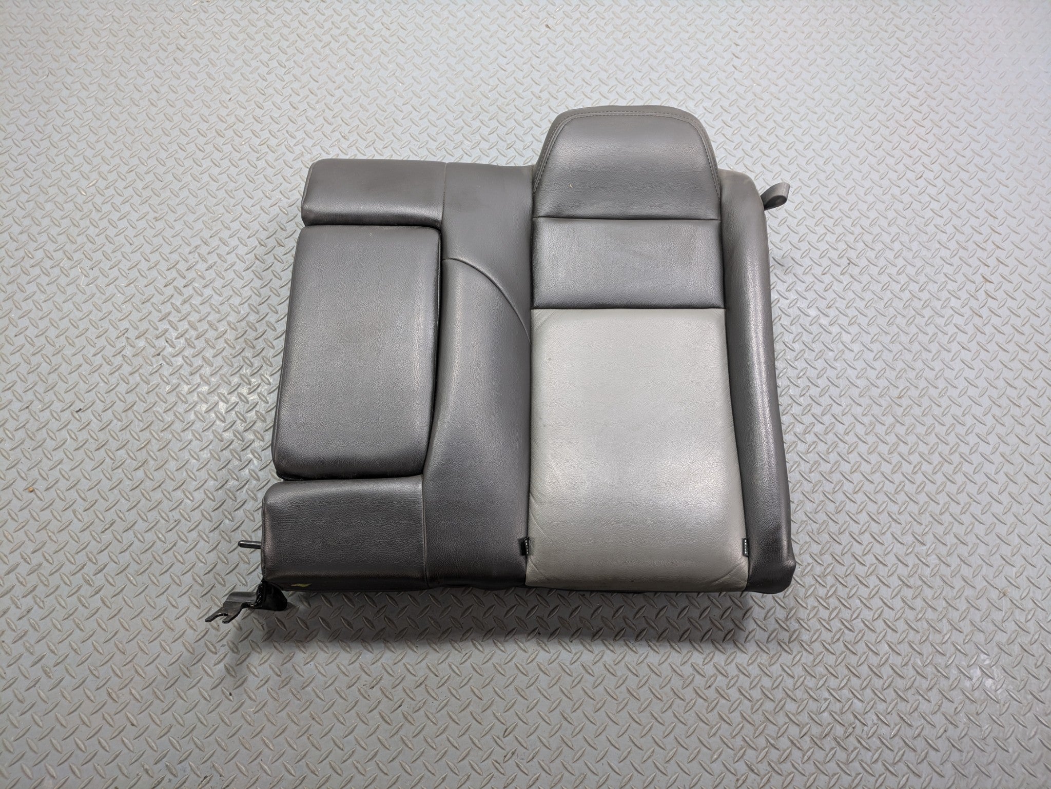 05 - 07 OEM CHRYSLER 300 REAR LEFT SIDE UPPER SEAT CUSHION WITH ARMREST BLACK
