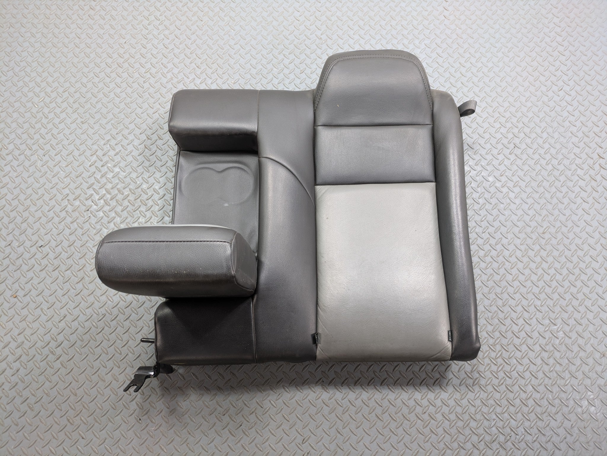 05 - 07 OEM CHRYSLER 300 REAR LEFT SIDE UPPER SEAT CUSHION WITH ARMREST BLACK