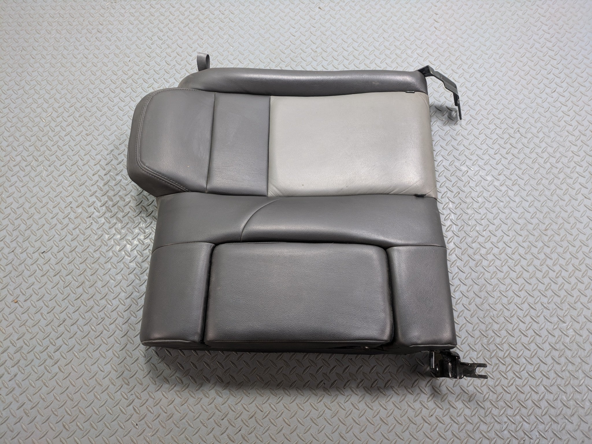 05 - 07 OEM CHRYSLER 300 REAR LEFT SIDE UPPER SEAT CUSHION WITH ARMREST BLACK