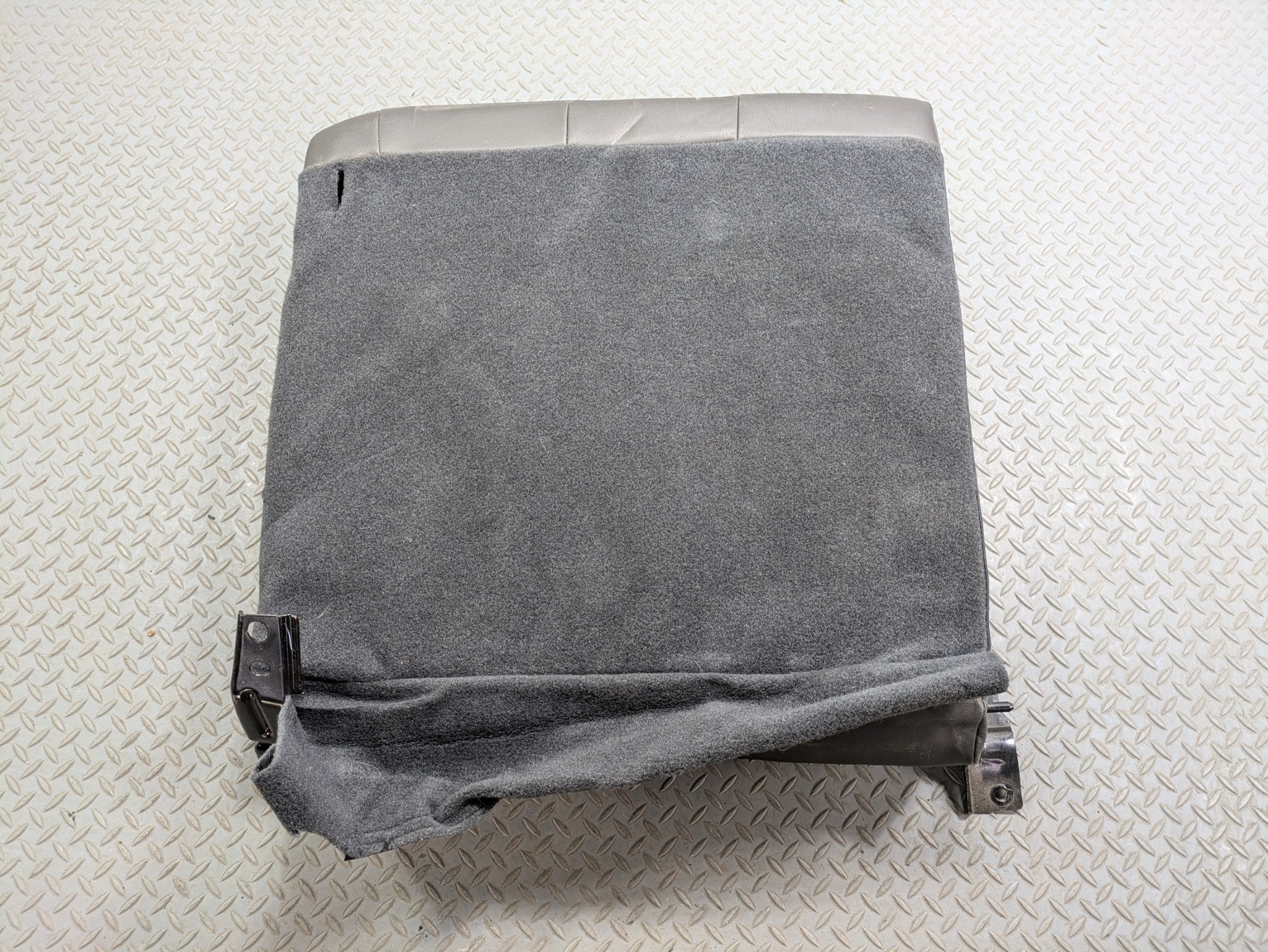 05 - 07 OEM CHRYSLER 300 REAR LEFT SIDE UPPER SEAT CUSHION WITH ARMREST BLACK