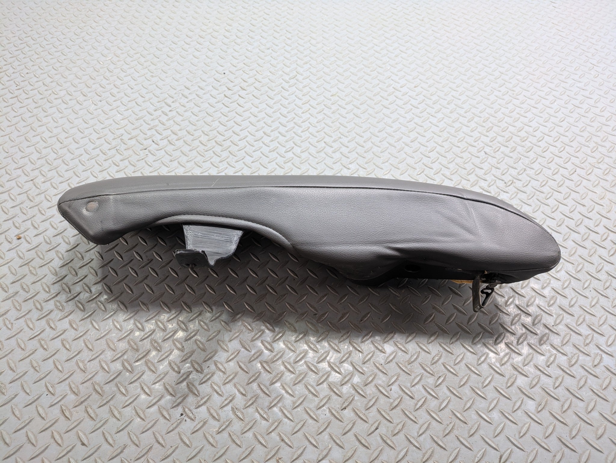 05 - 07 OEM CHRYSLER 300 REAR RIGHT SIDE SECOND ROW SEAT BOLSTER CUSION BLACK
