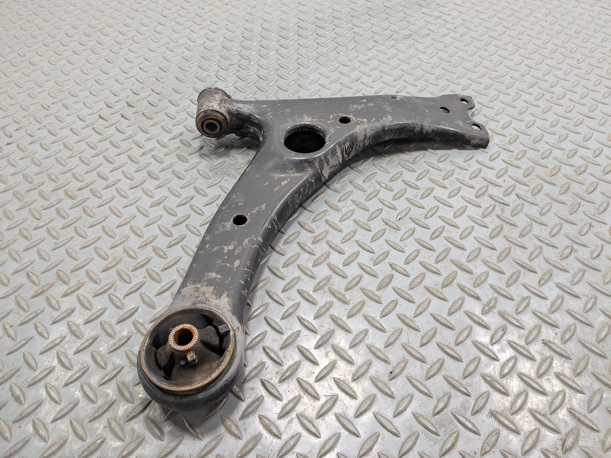 06 - 09 OEM TOYOTA PRIUS FRONT RIGHT PASSENGER SIDE SUSPENSION LOWER CONTROL ARM