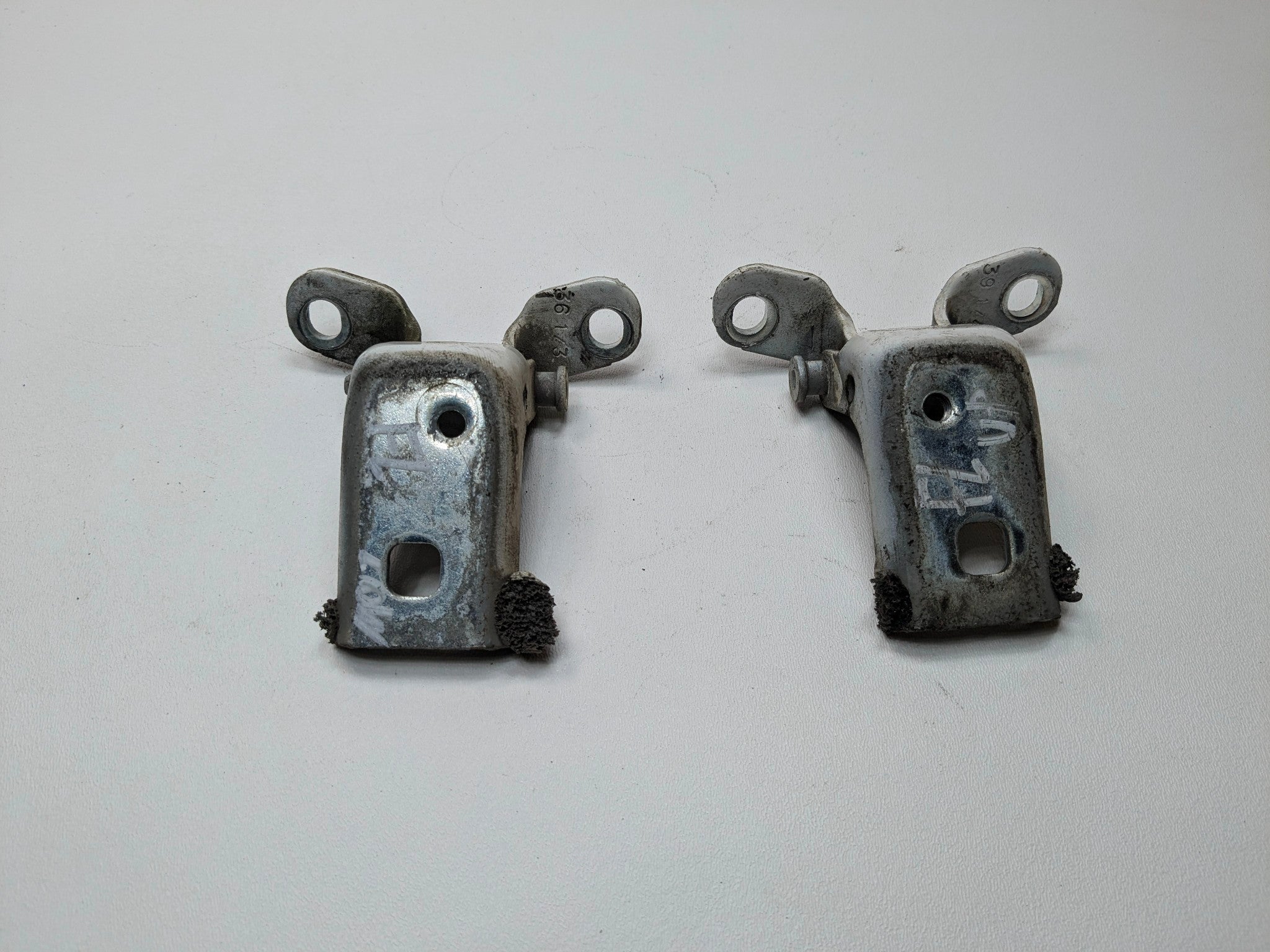 05 - 07 OEM FORD ESCAPE FRONT LEFT DRIVER SIDE UPPER AND LOWER DOOR HINGE SET