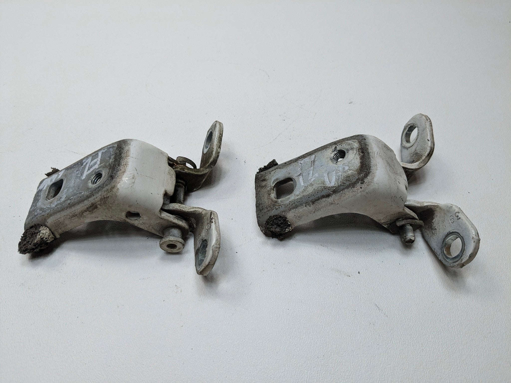 05 - 07 OEM FORD ESCAPE FRONT LEFT DRIVER SIDE UPPER AND LOWER DOOR HINGE SET