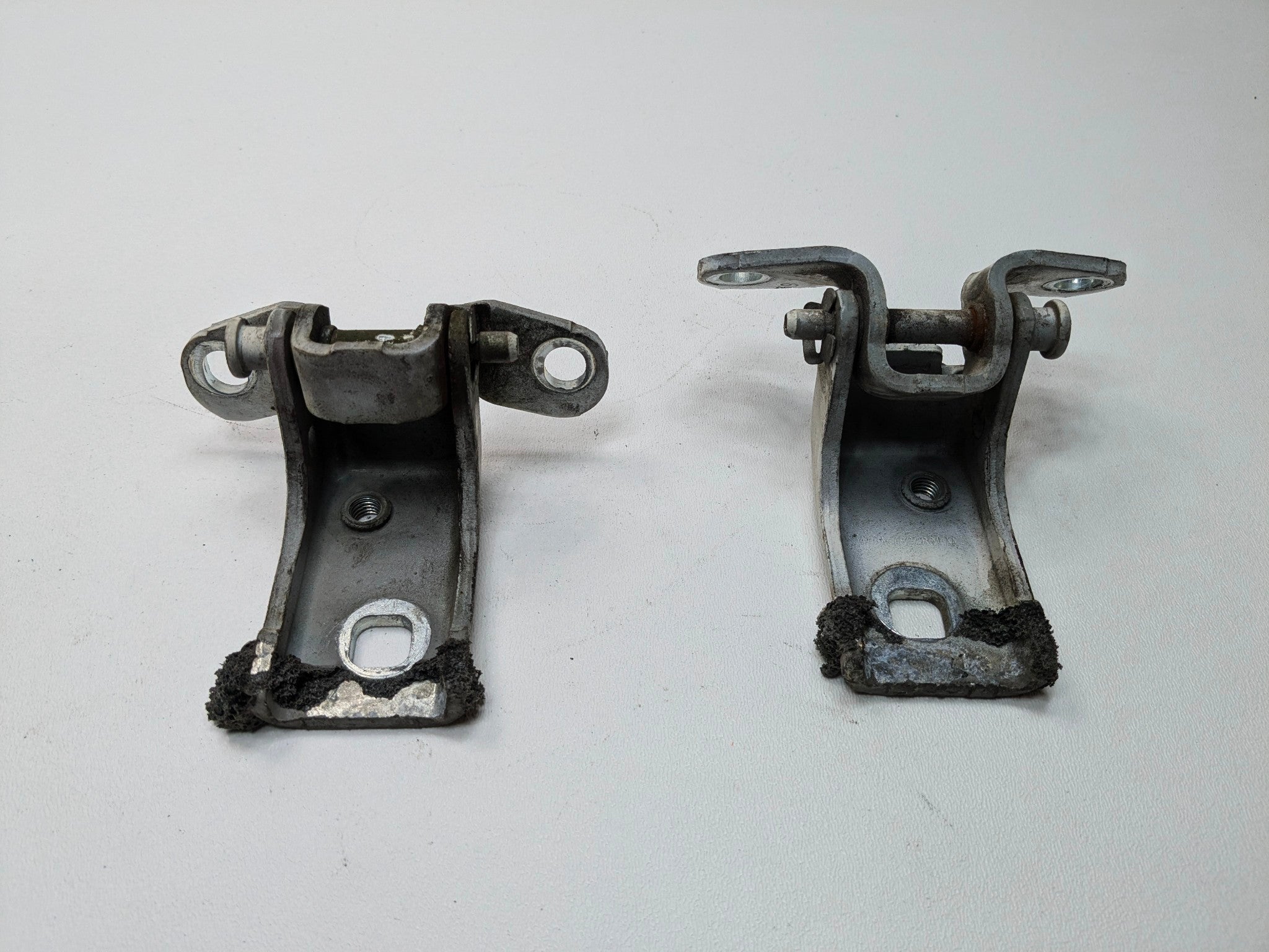 05 - 07 OEM FORD ESCAPE FRONT LEFT DRIVER SIDE UPPER AND LOWER DOOR HINGE SET