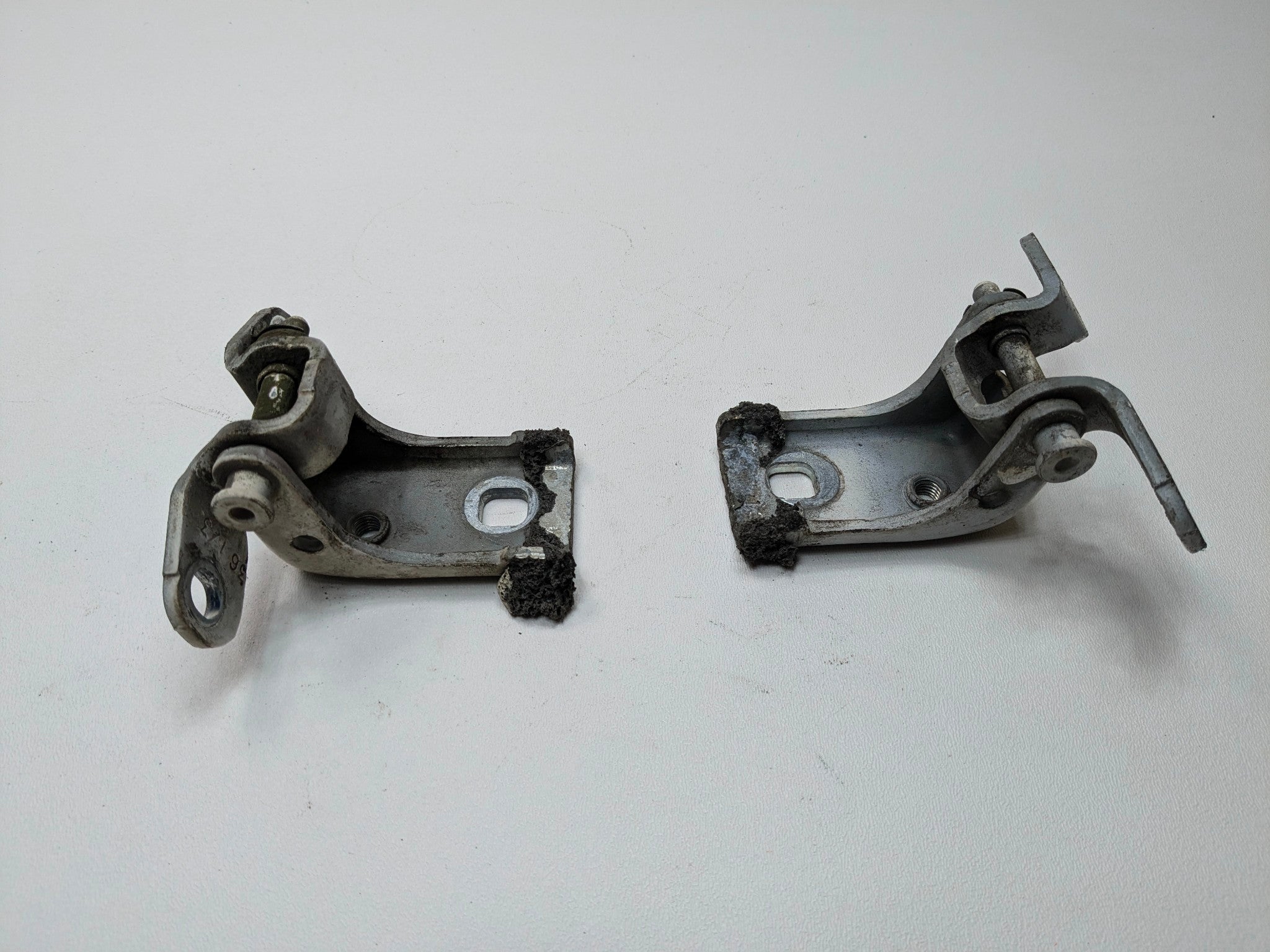 05 - 07 OEM FORD ESCAPE FRONT LEFT DRIVER SIDE UPPER AND LOWER DOOR HINGE SET