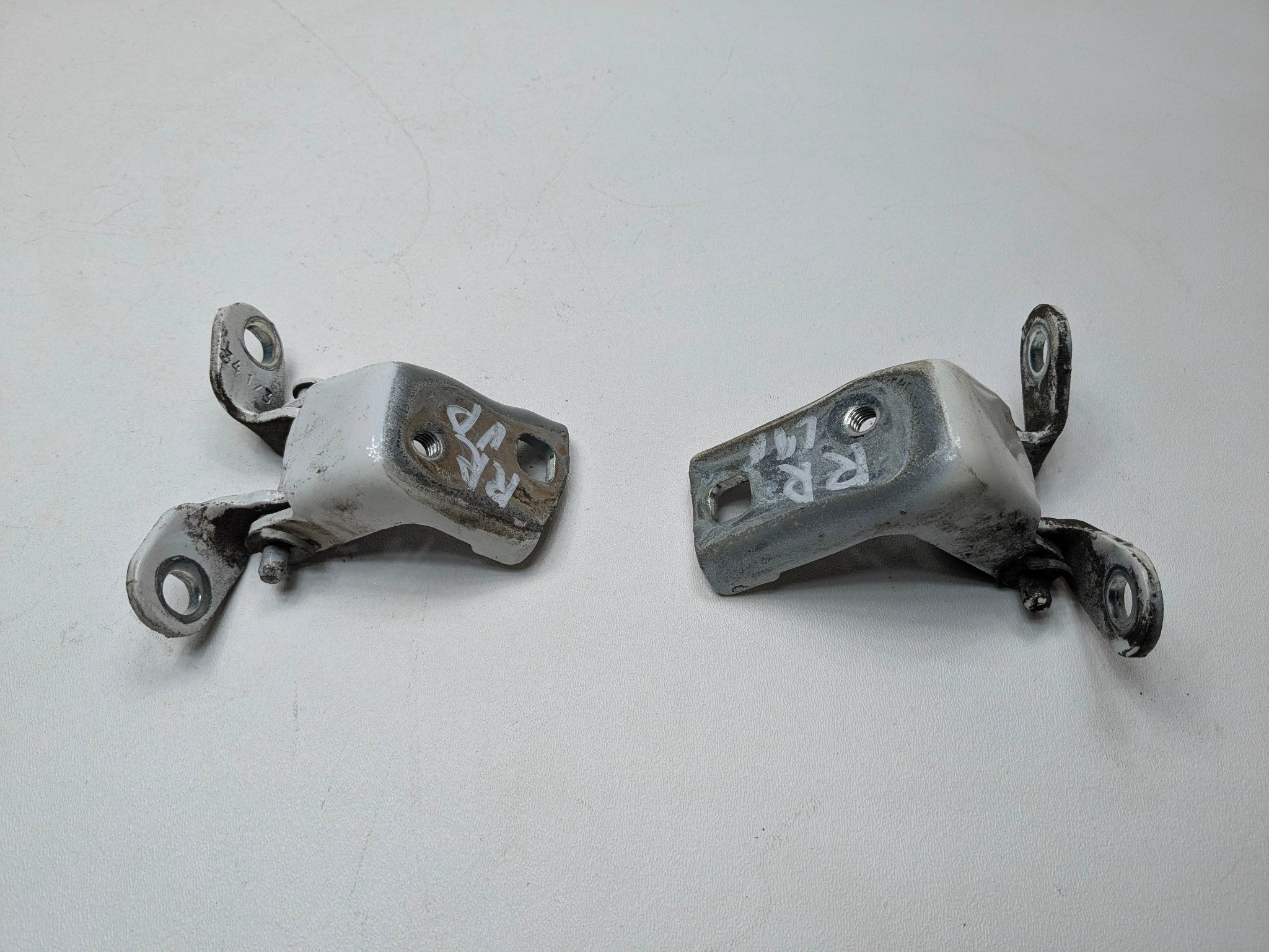 05 - 07 OEM FORD ESCAPE REAR RIGHT PASSENGER SIDE UPPER AND LOWER DOOR HINGE SET