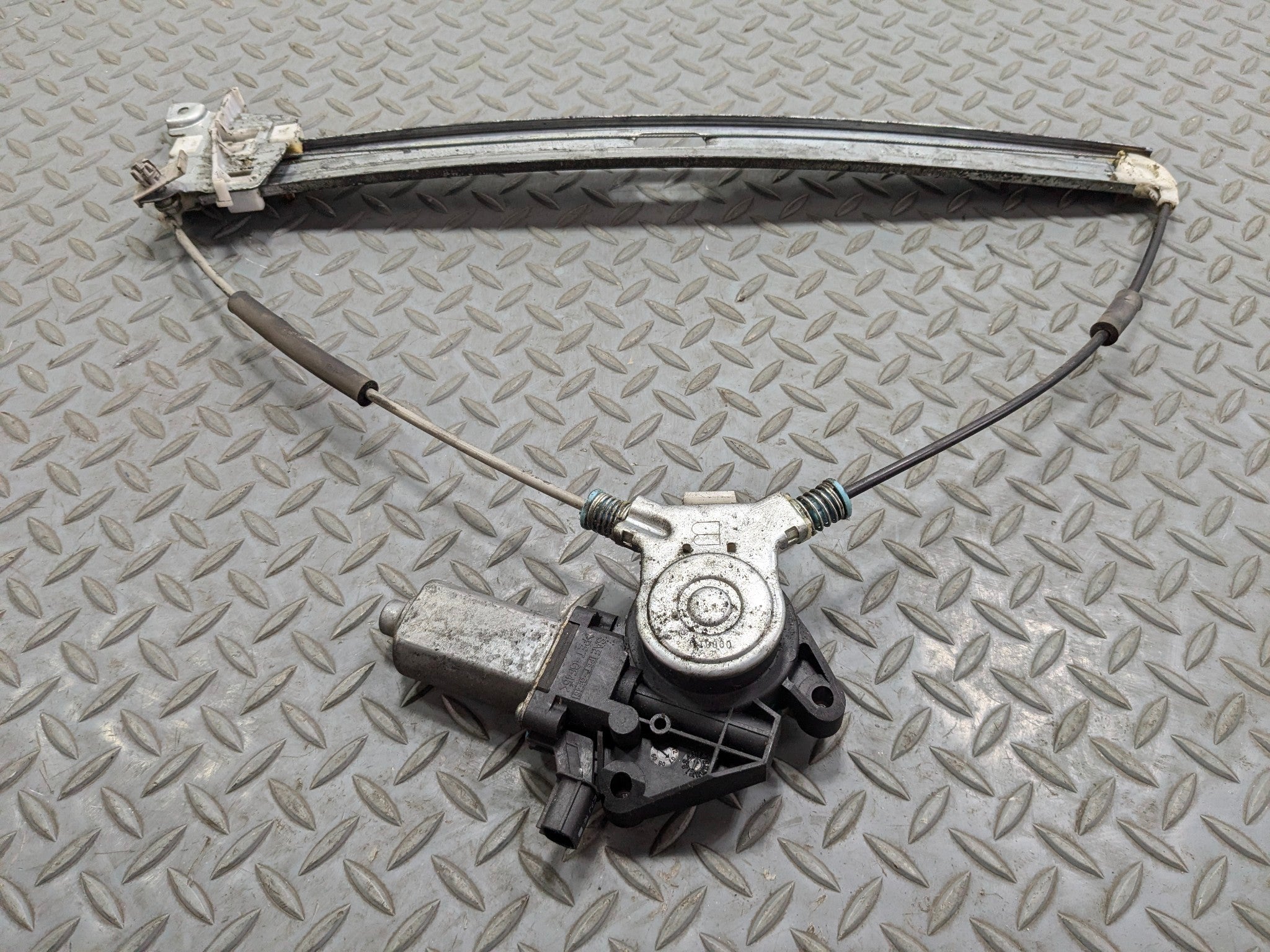 05 - 07 OEM FORD ESCAPE FRONT LEFT SIDE ELECTRIC DOOR REGULATOR WITH MOTOR