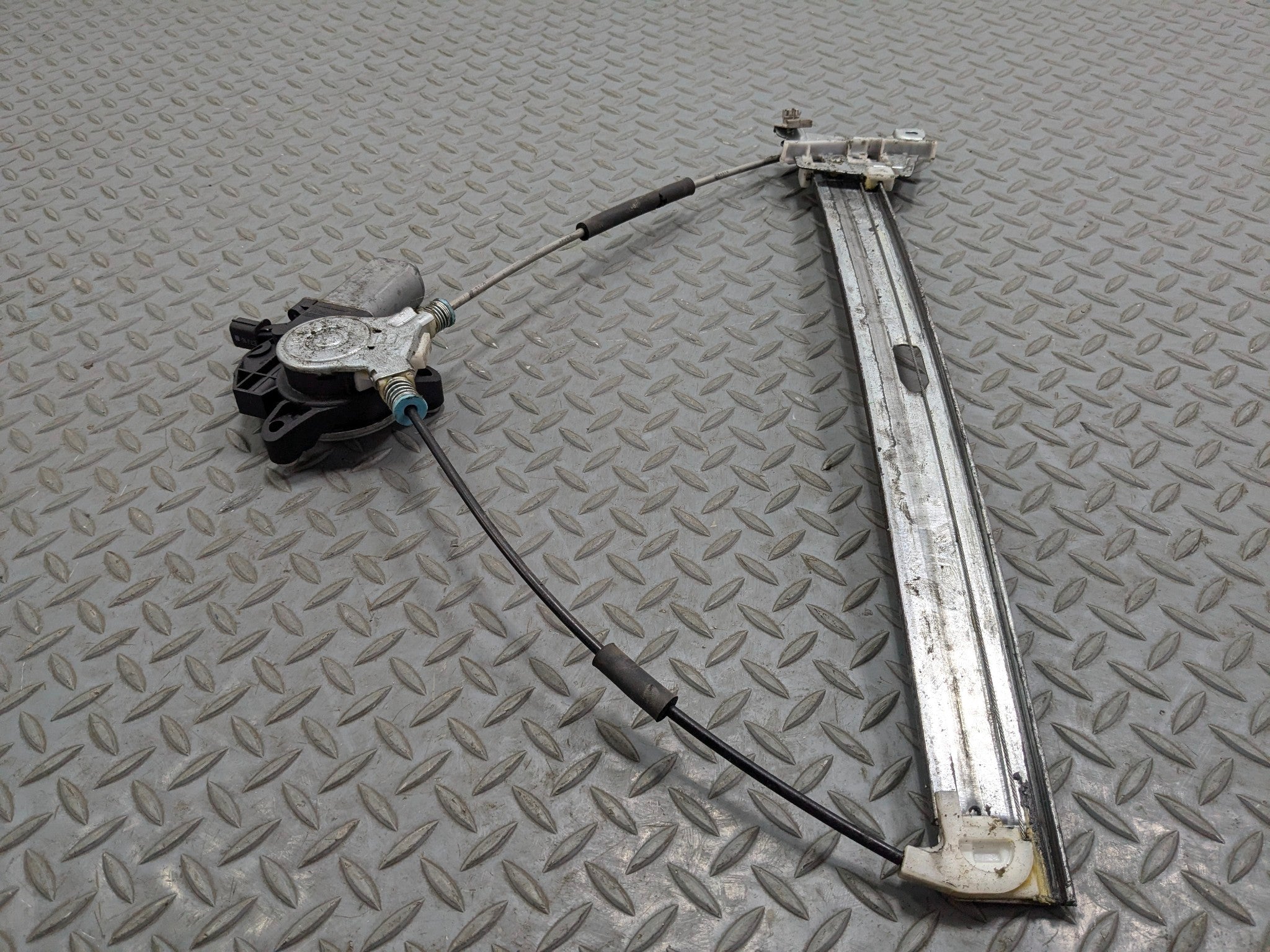 05 - 07 OEM FORD ESCAPE FRONT LEFT SIDE ELECTRIC DOOR REGULATOR WITH MOTOR