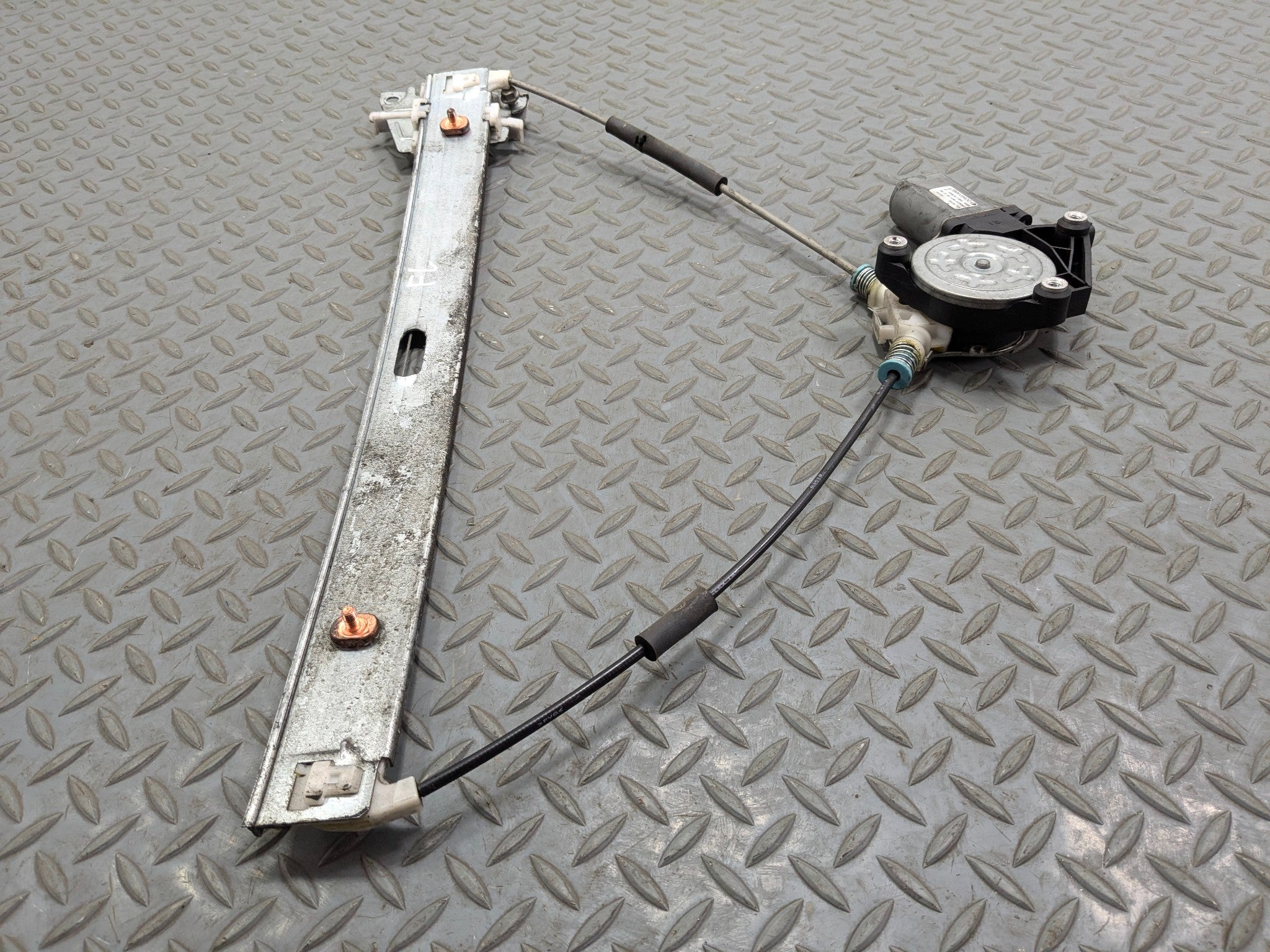 05 - 07 OEM FORD ESCAPE FRONT LEFT SIDE ELECTRIC DOOR REGULATOR WITH MOTOR