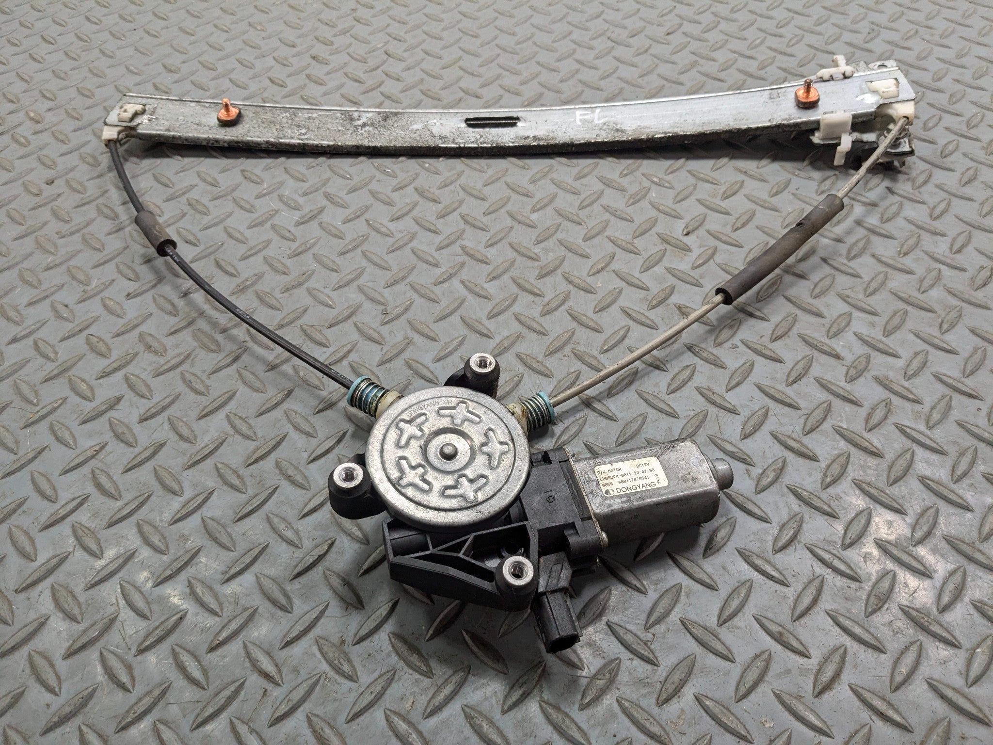05 - 07 OEM FORD ESCAPE FRONT LEFT SIDE ELECTRIC DOOR REGULATOR WITH MOTOR