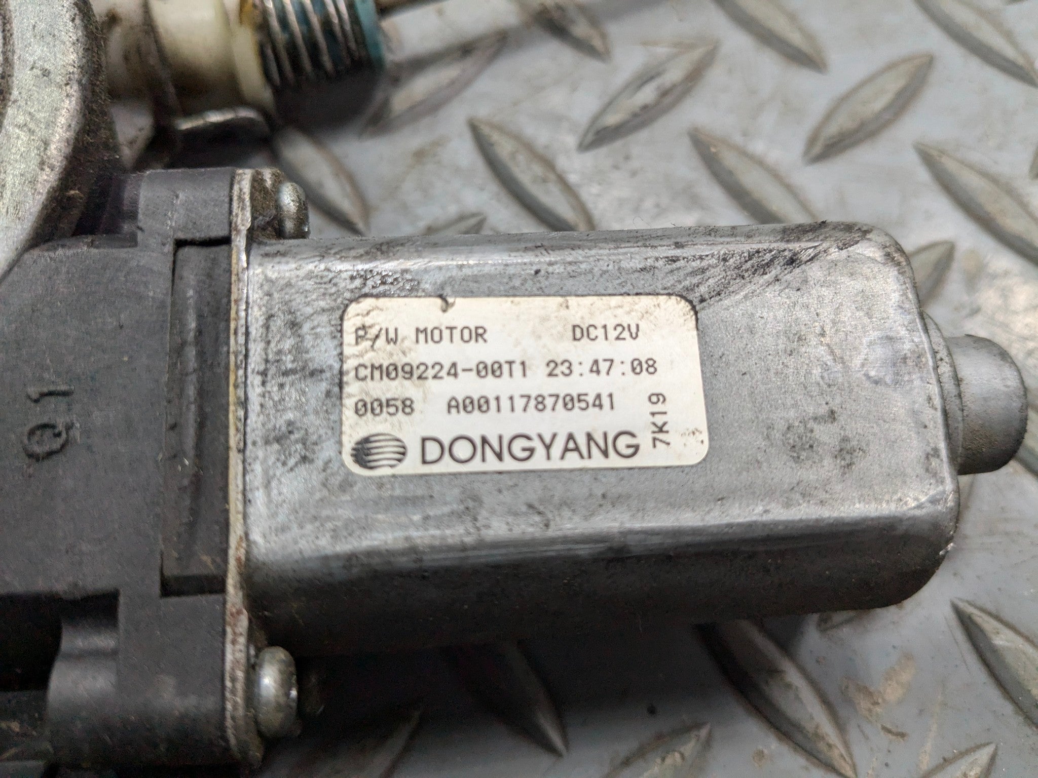 05 - 07 OEM FORD ESCAPE FRONT LEFT SIDE ELECTRIC DOOR REGULATOR WITH MOTOR