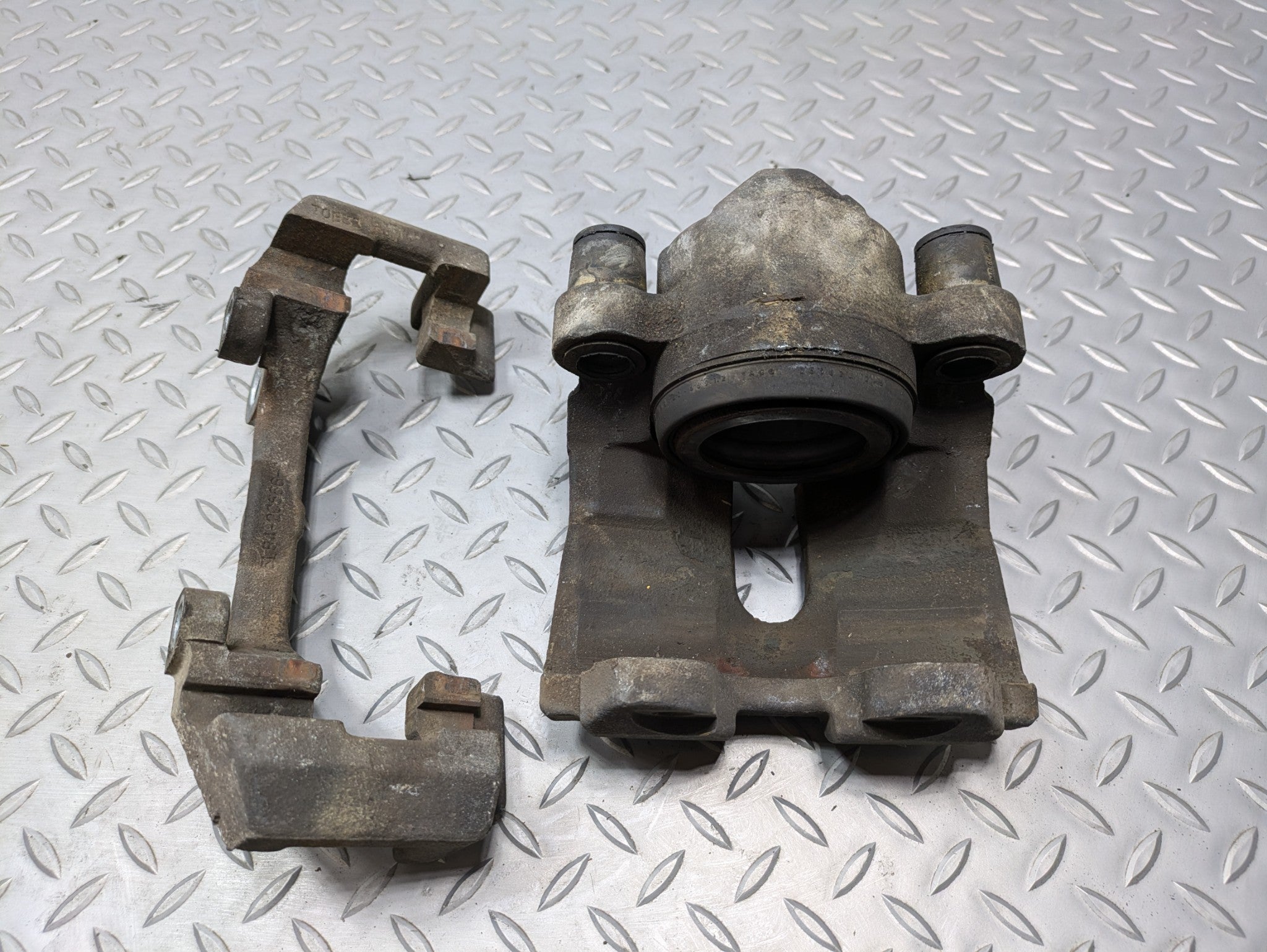 05 - 07 OEM FORD ESCAPE FRONT RIGHT BRAKE CALIPER ASSEMBLY 2.3L VIN H 8TH DIGIT