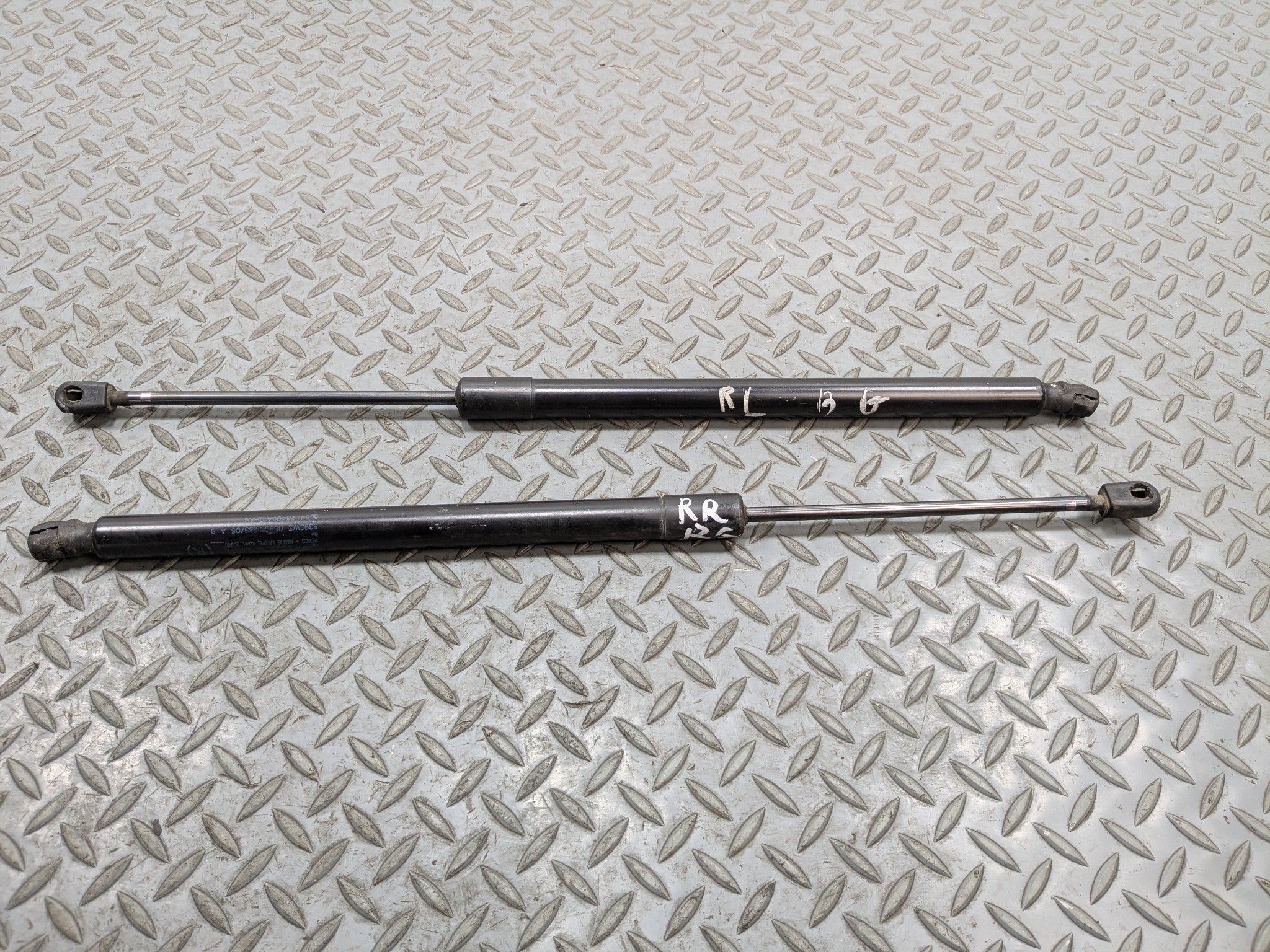 05 - 07 OEM FORD ESCAPE REAR LEFT AND RIGHT SIDE TRUNK HATCH LIFT SUPPORT STRUT