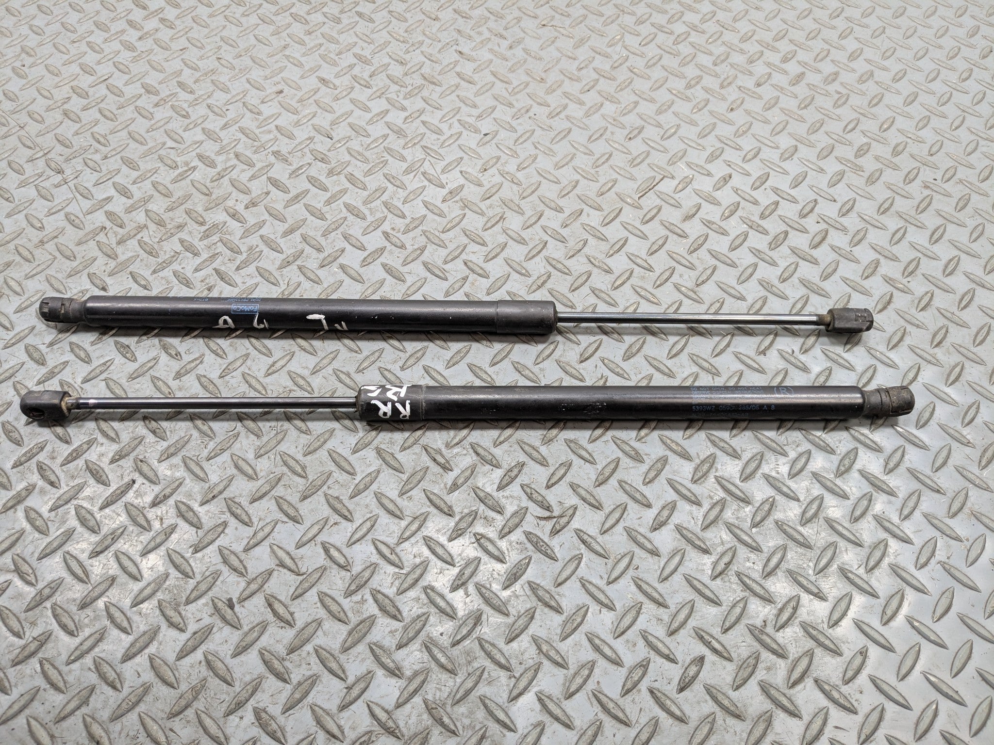 05 - 07 OEM FORD ESCAPE REAR LEFT AND RIGHT SIDE TRUNK HATCH LIFT SUPPORT STRUT
