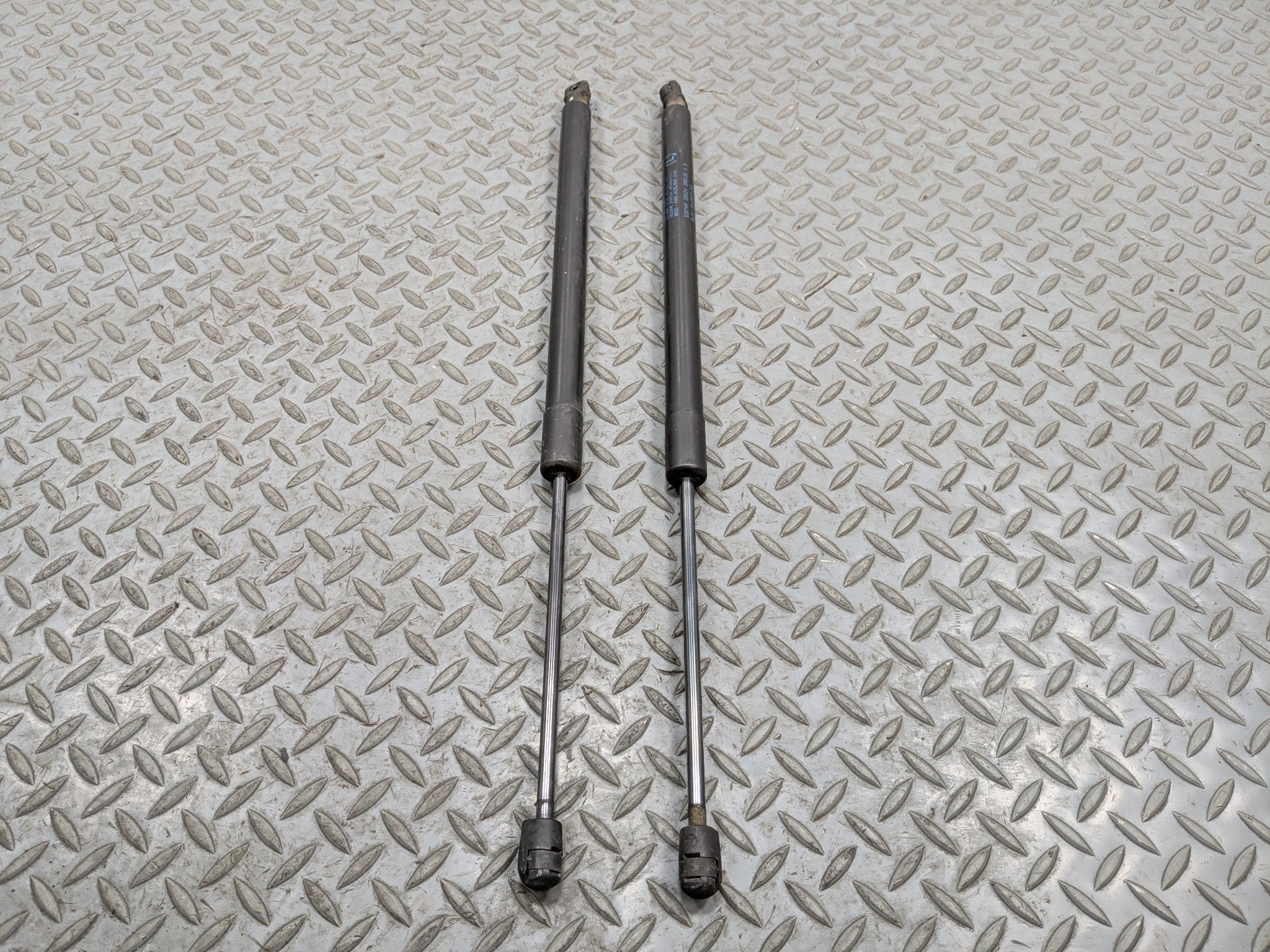 05 - 07 OEM FORD ESCAPE REAR LEFT AND RIGHT SIDE TRUNK HATCH LIFT SUPPORT STRUT