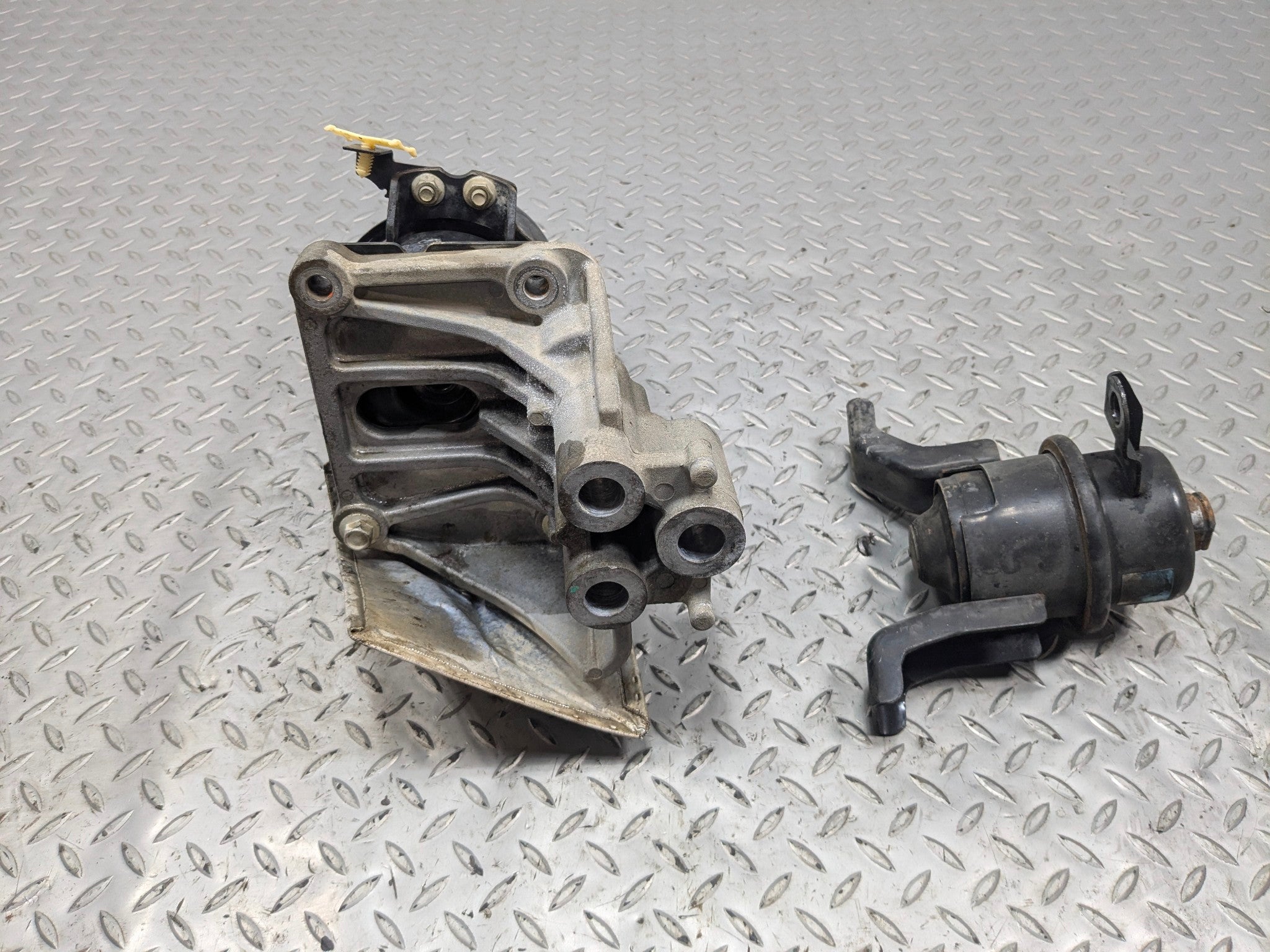 05 - 07 OEM FORD ESCAPE FRONT RIGHT PASSENGER SIDE ENGINE FRAME MOUNT BRACKET