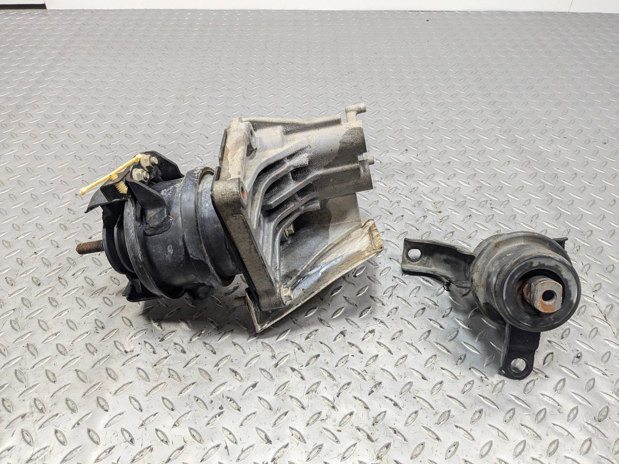 05 - 07 OEM FORD ESCAPE FRONT RIGHT PASSENGER SIDE ENGINE FRAME MOUNT BRACKET