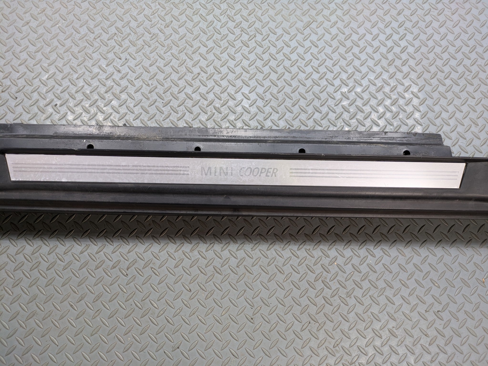 2010 - 2013 OEM MINI COOPER RIGHT SIDE SKIRT ROCKER PANEL BODY MOLDING TRIM