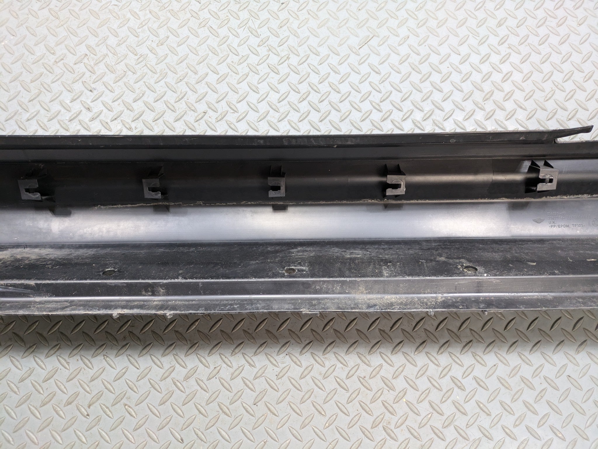 2010 - 2013 OEM MINI COOPER RIGHT SIDE SKIRT ROCKER PANEL BODY MOLDING TRIM