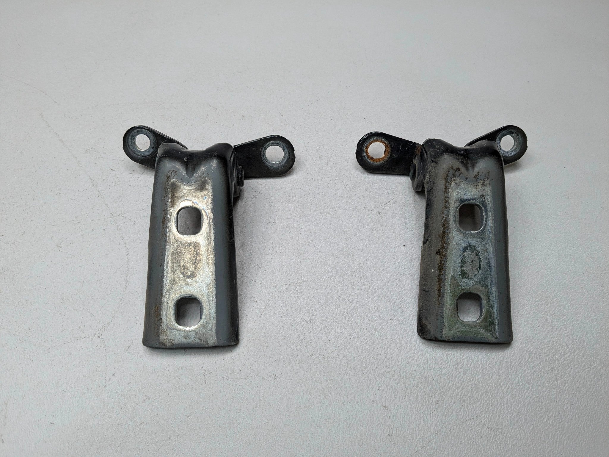 05-07 OEM CADILLAC CTS FRONT RIGHT PASSENGER SIDE UPPER AND LOWER DOOR HINGE SET