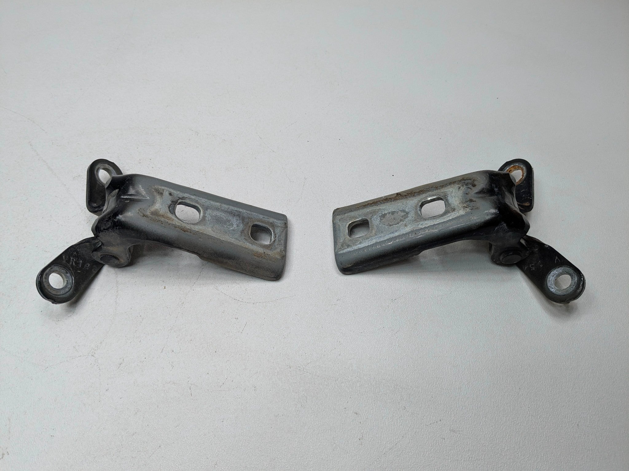 05-07 OEM CADILLAC CTS FRONT RIGHT PASSENGER SIDE UPPER AND LOWER DOOR HINGE SET