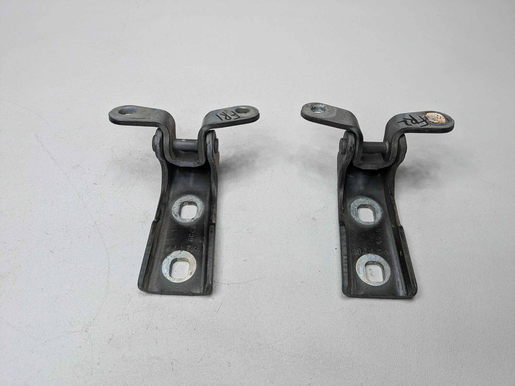 05-07 OEM CADILLAC CTS FRONT RIGHT PASSENGER SIDE UPPER AND LOWER DOOR HINGE SET