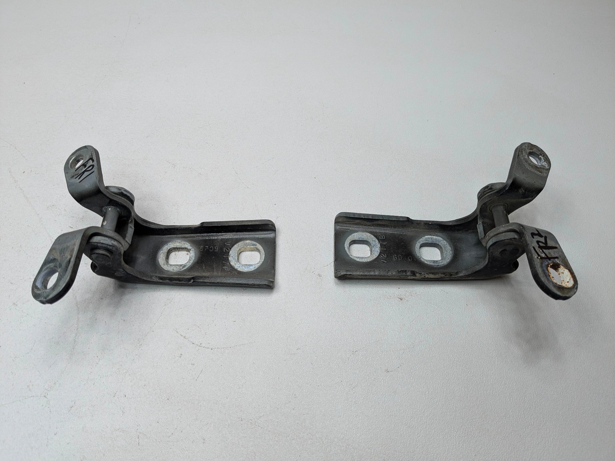 05-07 OEM CADILLAC CTS FRONT RIGHT PASSENGER SIDE UPPER AND LOWER DOOR HINGE SET