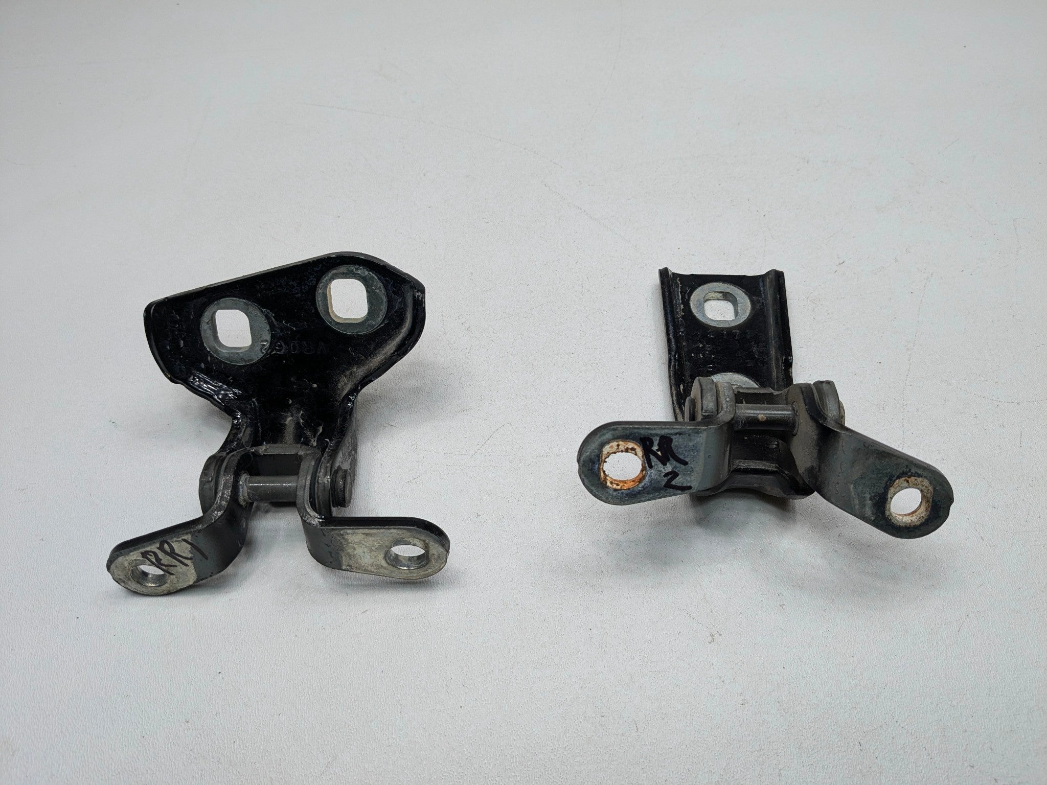 2005 - 2007 OEM CADILLAC CTS REAR RIGHT PASSENGER SIDE DOOR HINGE PAIR