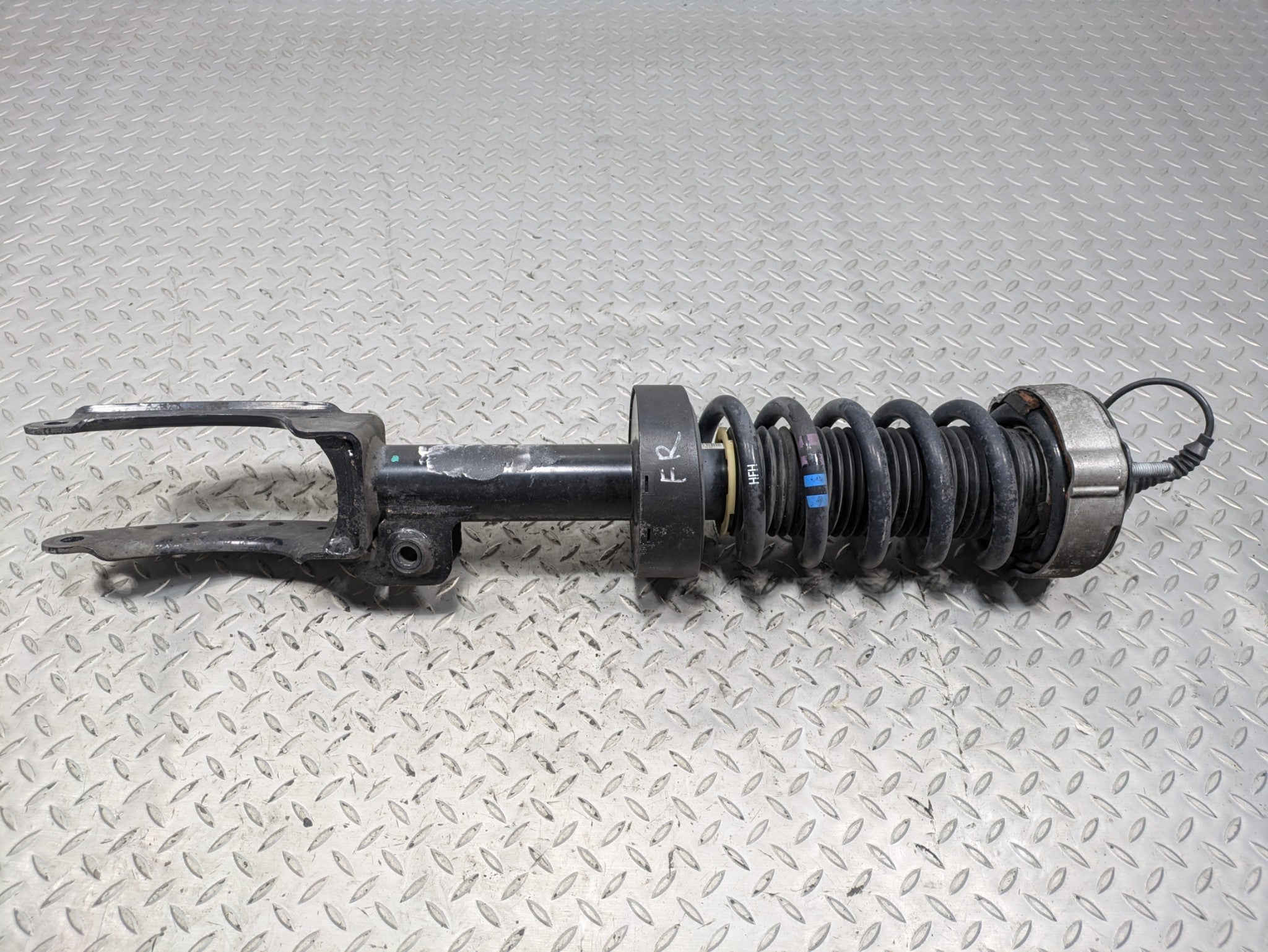 11 - 14 OEM PORSCHE CAYENNE FRONT RIGHT SIDE SUSPENSION SHOCK STRUT COIL SPRING