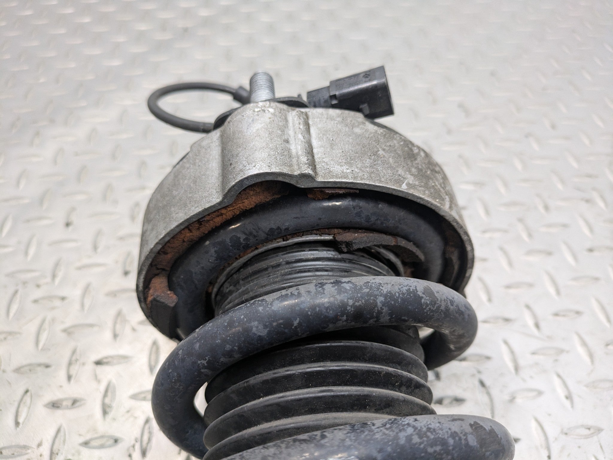 11 - 14 OEM PORSCHE CAYENNE FRONT RIGHT SIDE SUSPENSION SHOCK STRUT COIL SPRING