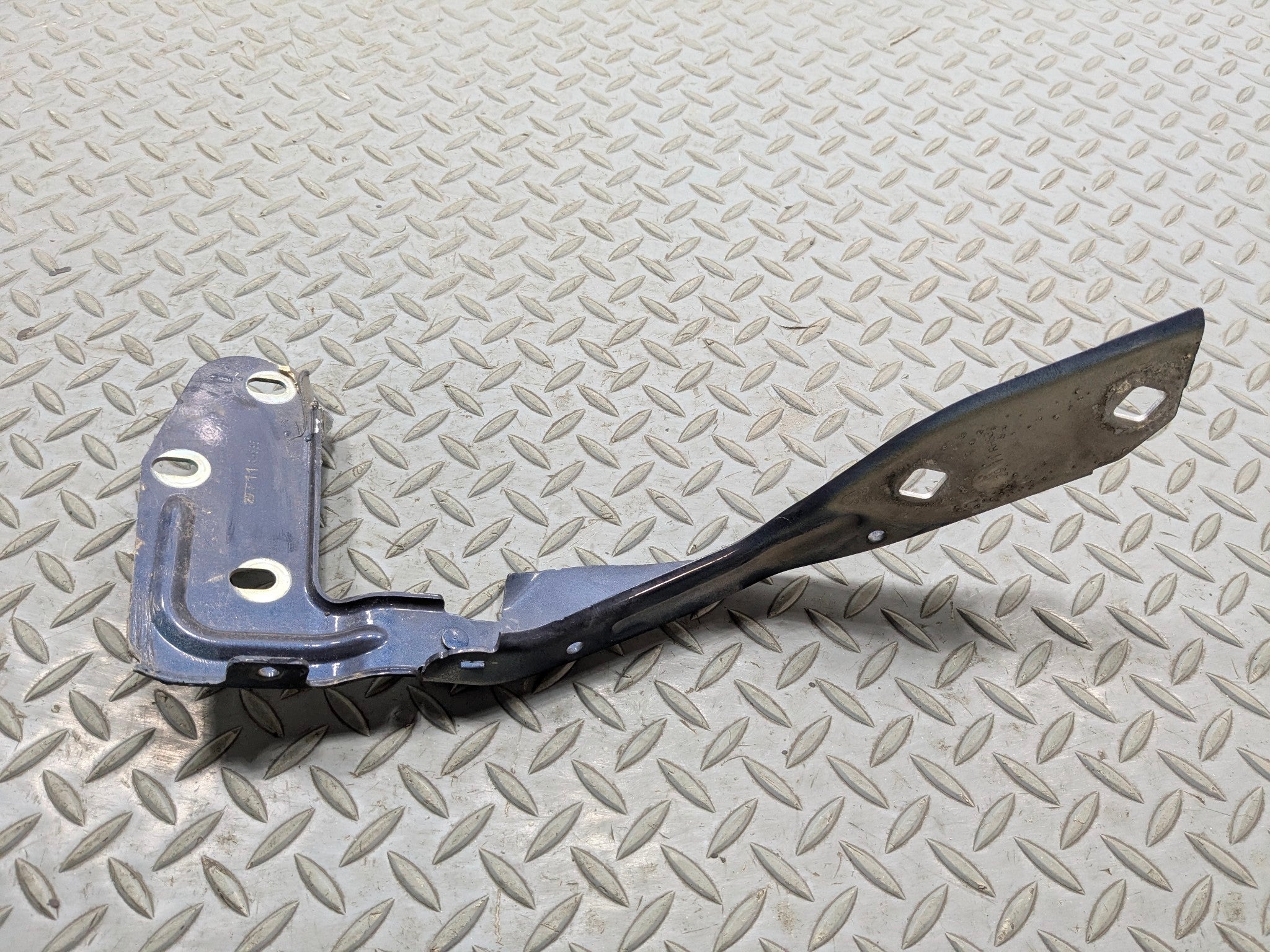 11 - 14 OEM PORSCHE CAYENNE FRONT RIGHT PASSENGER SIDE HOOD BONNET HINGE BRACKET