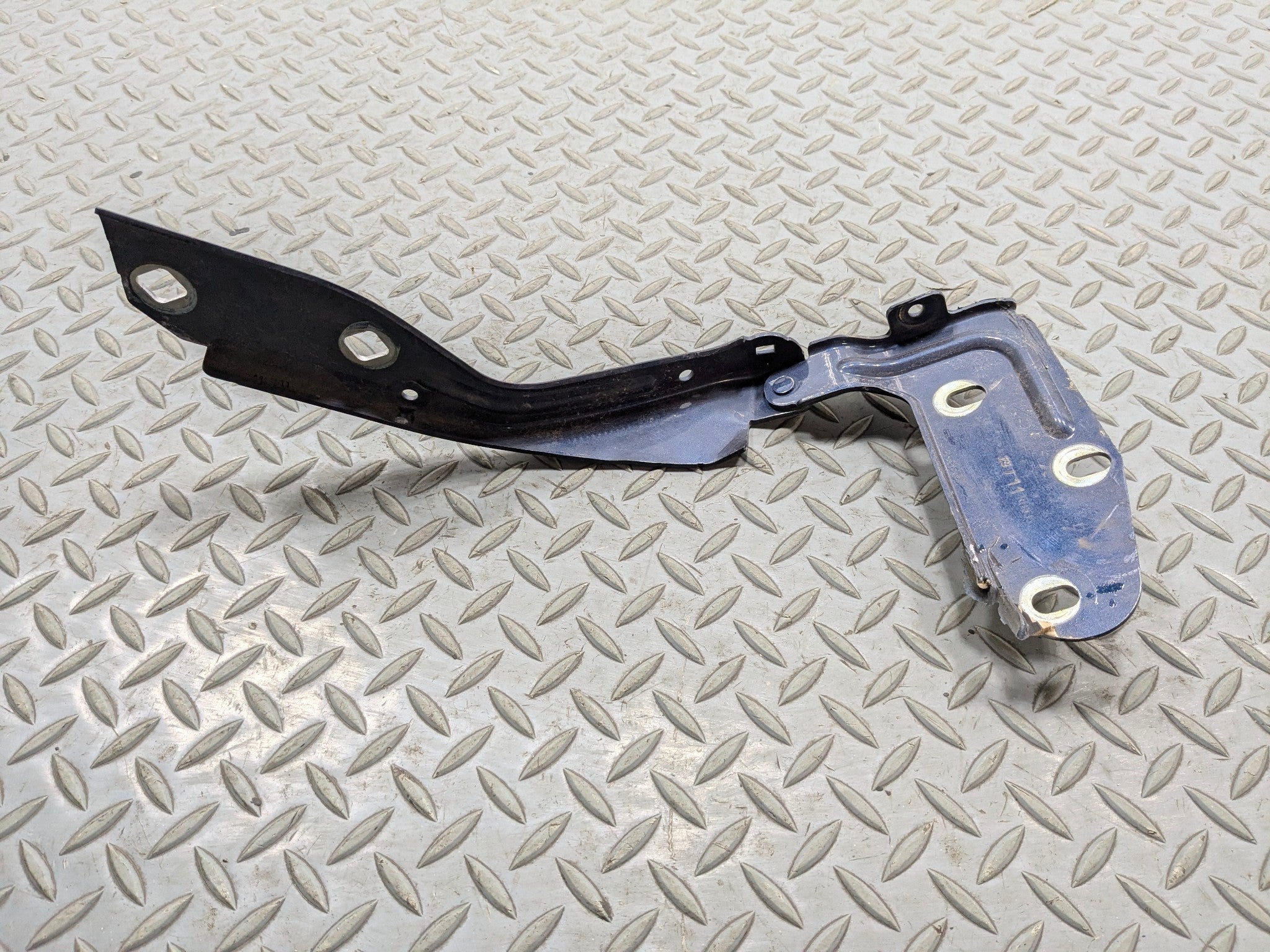 11 - 14 OEM PORSCHE CAYENNE FRONT RIGHT PASSENGER SIDE HOOD BONNET HINGE BRACKET