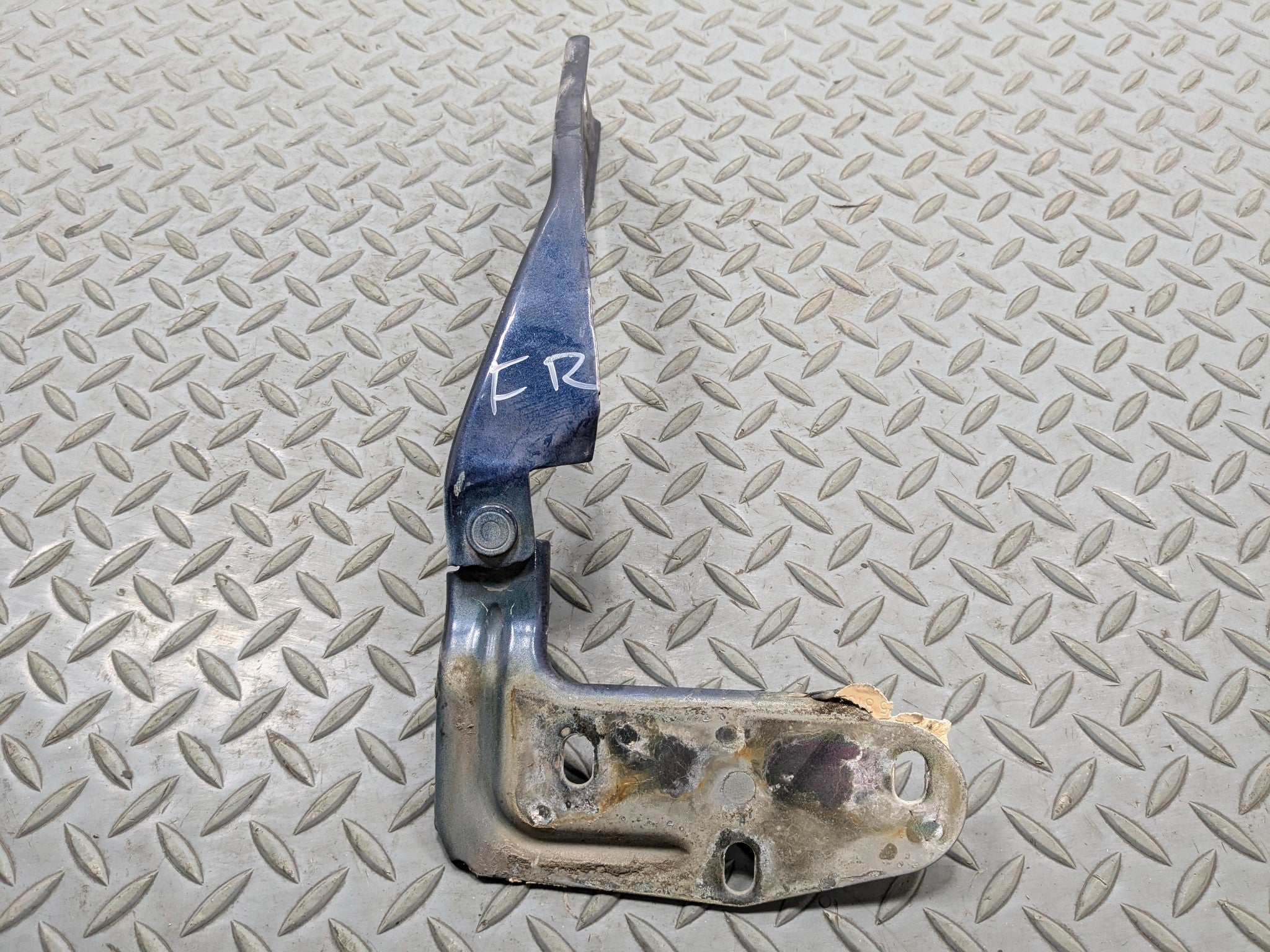 11 - 14 OEM PORSCHE CAYENNE FRONT RIGHT PASSENGER SIDE HOOD BONNET HINGE BRACKET