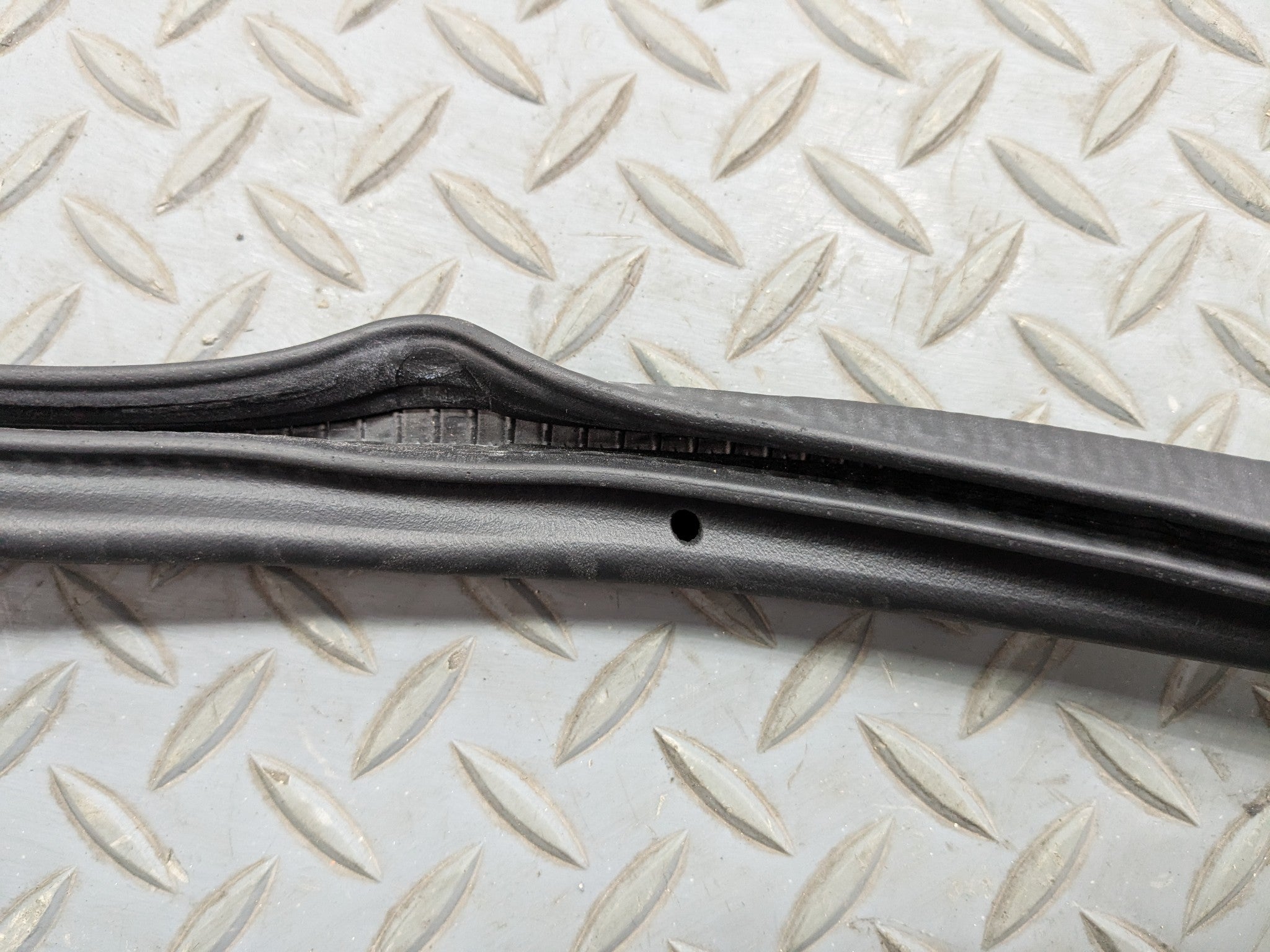 11 - 14 OEM PORSCHE CAYENNE FRONT RIGHT PASSENGER SIDE WEATHER STRIPPING RUBBER