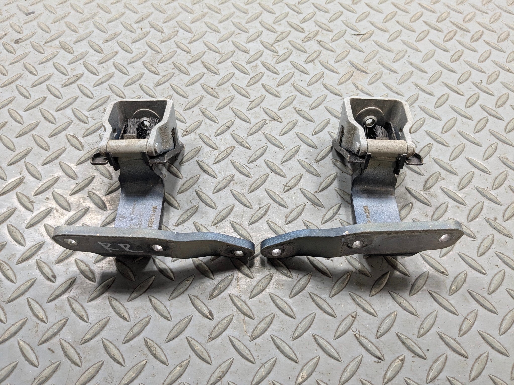 11 - 14 OEM PORSCHE CAYENNE REAR LEFT AND RIGHT SIDE TRUNK LID GATE HINGES SET