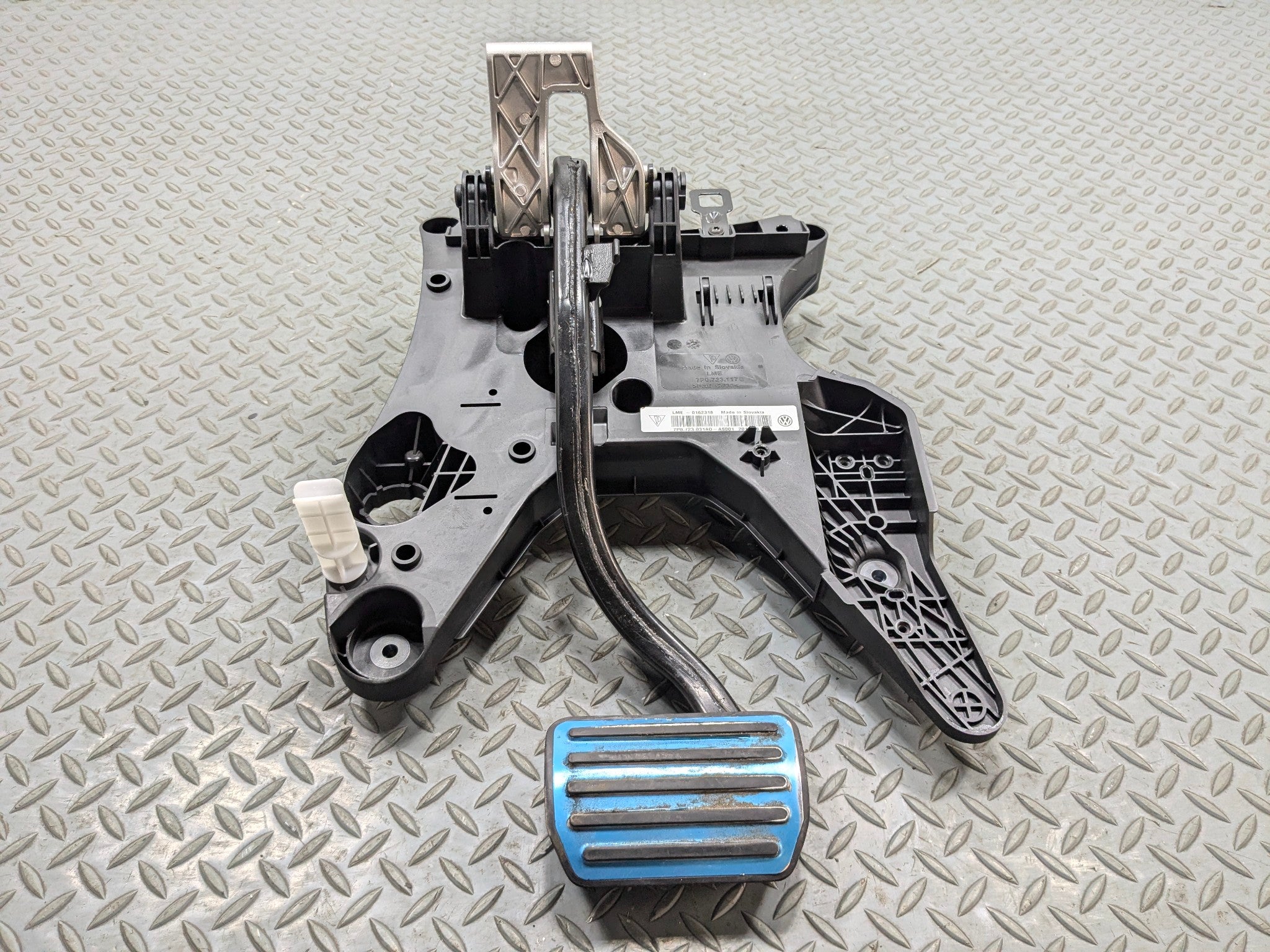 11 - 14 OEM PORSCHE CAYENNE COMPLETE FOOT STEP BRAKE PEDAL WITH BRACKET ASSEMBLY