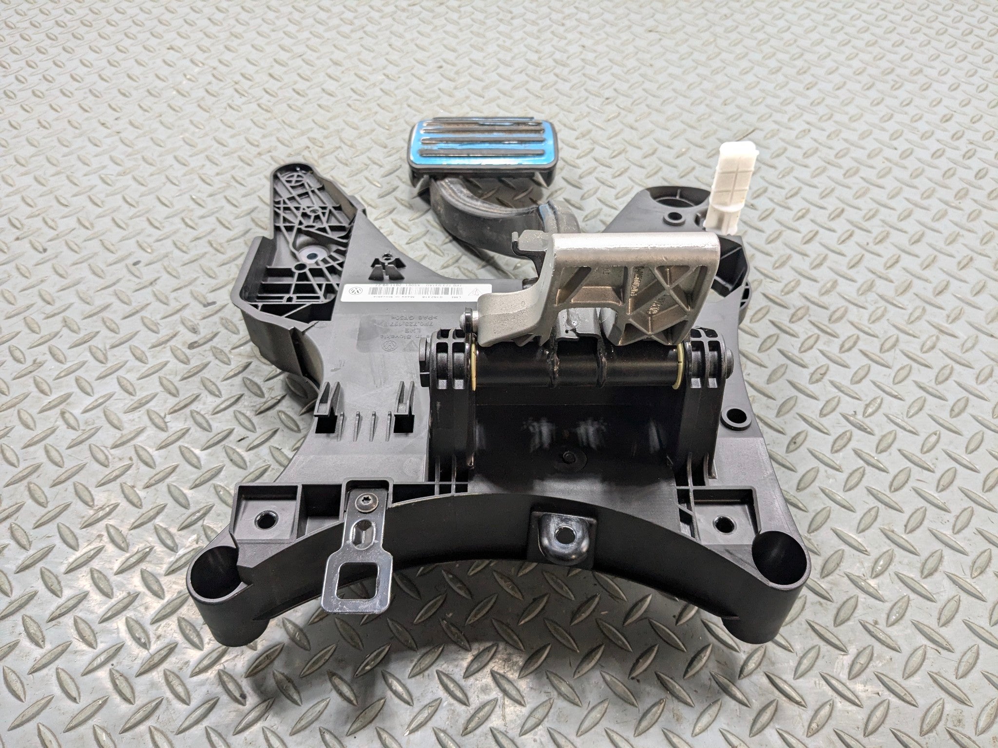 11 - 14 OEM PORSCHE CAYENNE COMPLETE FOOT STEP BRAKE PEDAL WITH BRACKET ASSEMBLY