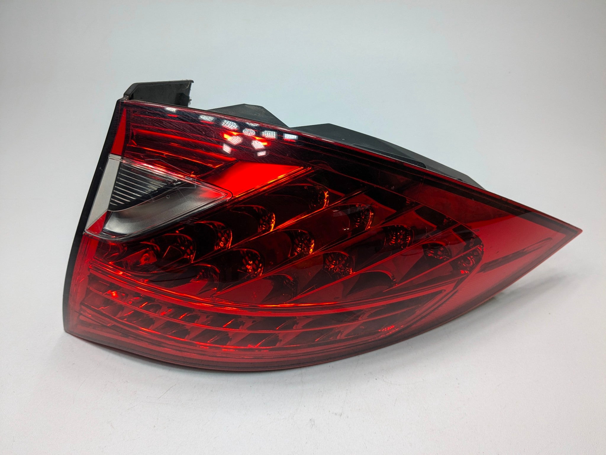 11 - 14 OEM PORSCHE CAYENNE REAR RIGHT PASSENGER SIDE OUTER TAIL LIGHT ASSEMBLY