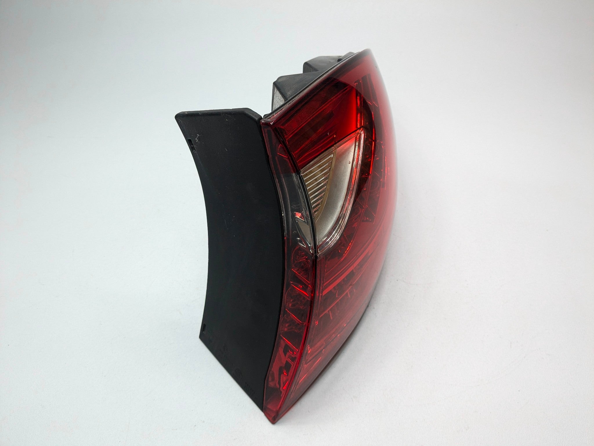 11 - 14 OEM PORSCHE CAYENNE REAR RIGHT PASSENGER SIDE OUTER TAIL LIGHT ASSEMBLY