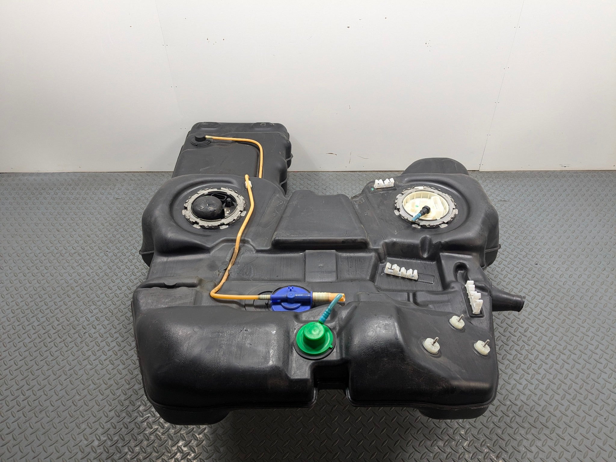 2011 - 2014 OEM PORSCHE CAYENNE FUEL GAS TANK WITH FUEL PUMP FILLER ASSEMBLY